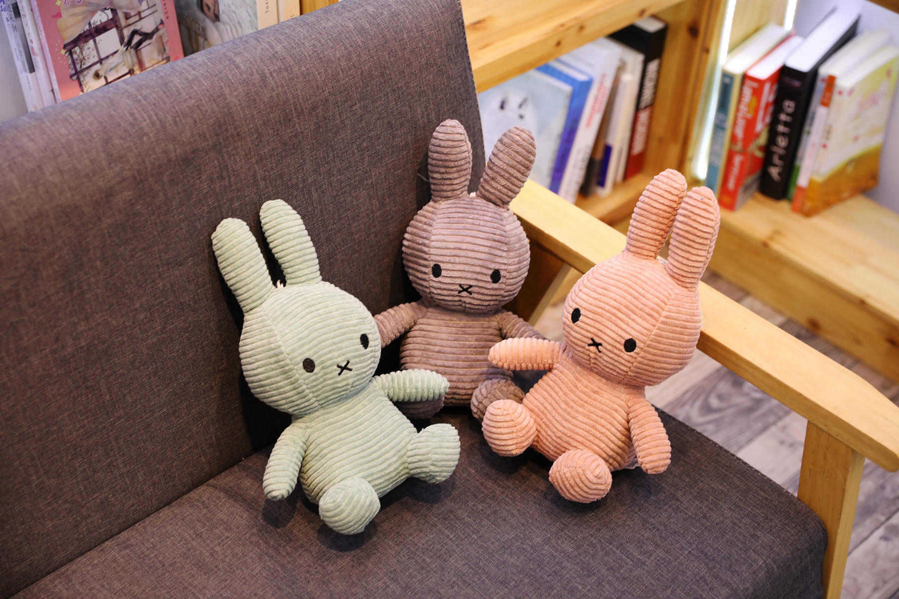 Creative animal figurines, plush rabbits, display stand ornaments, small throwing dolls details Picture