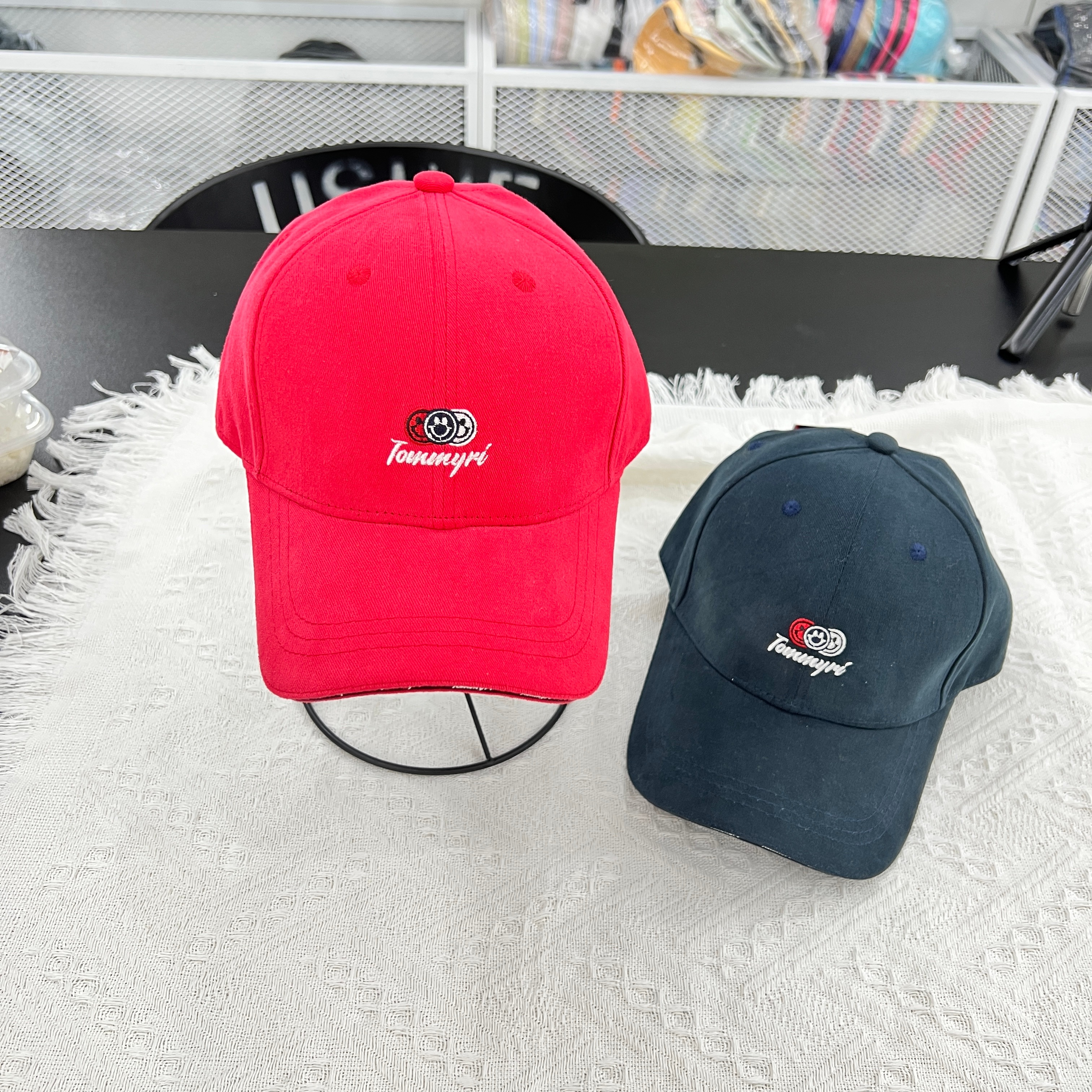 Meichen Hat Industry's suede and velvet baseball caps are a trendy brand for all four seasons. They are Instagram couple hats that show off your face. They are small, retro and festive hats that are casual and versatile Specification image