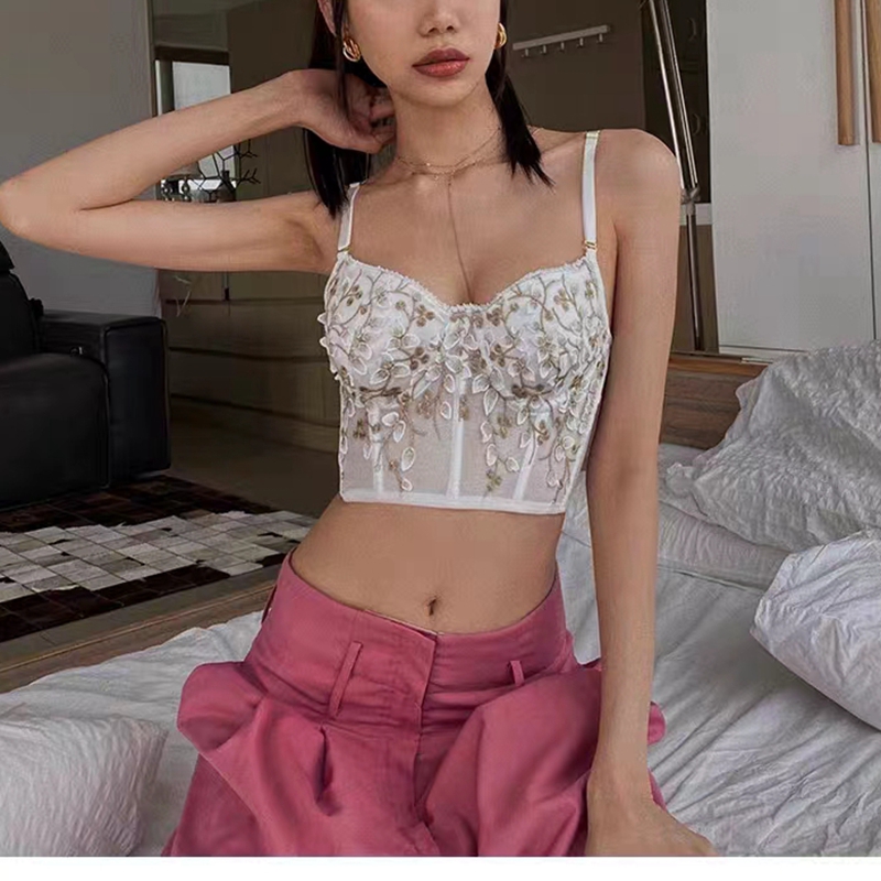 Dreamy red and pink small breasts gather to prevent sagging, tuck in the breasts, and shape the waist. Wear a bra outside to show off the breasts. Large lace sexy bra details Picture