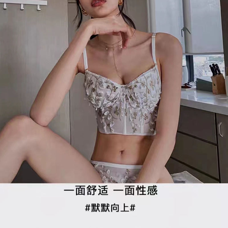 Dreamy red and pink small breasts gather to prevent sagging, tuck in the breasts, and shape the waist. Wear a bra outside to show off the breasts. Large lace sexy bra Specification image