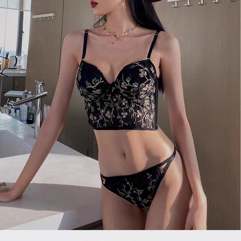 Dreamy red and pink small breasts gather to prevent sagging, tuck in the breasts, and shape the waist. Wear a bra outside to show off the breasts. Large lace sexy bra Item Picture