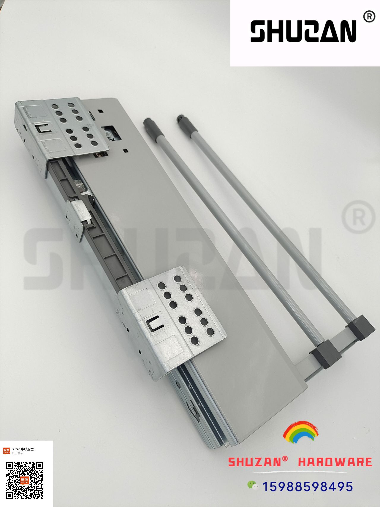وبوابات خشبية منزلقة على مدارات الانزلاق بين أبواب ثقيلة ذات قطع معدنية Item Picture