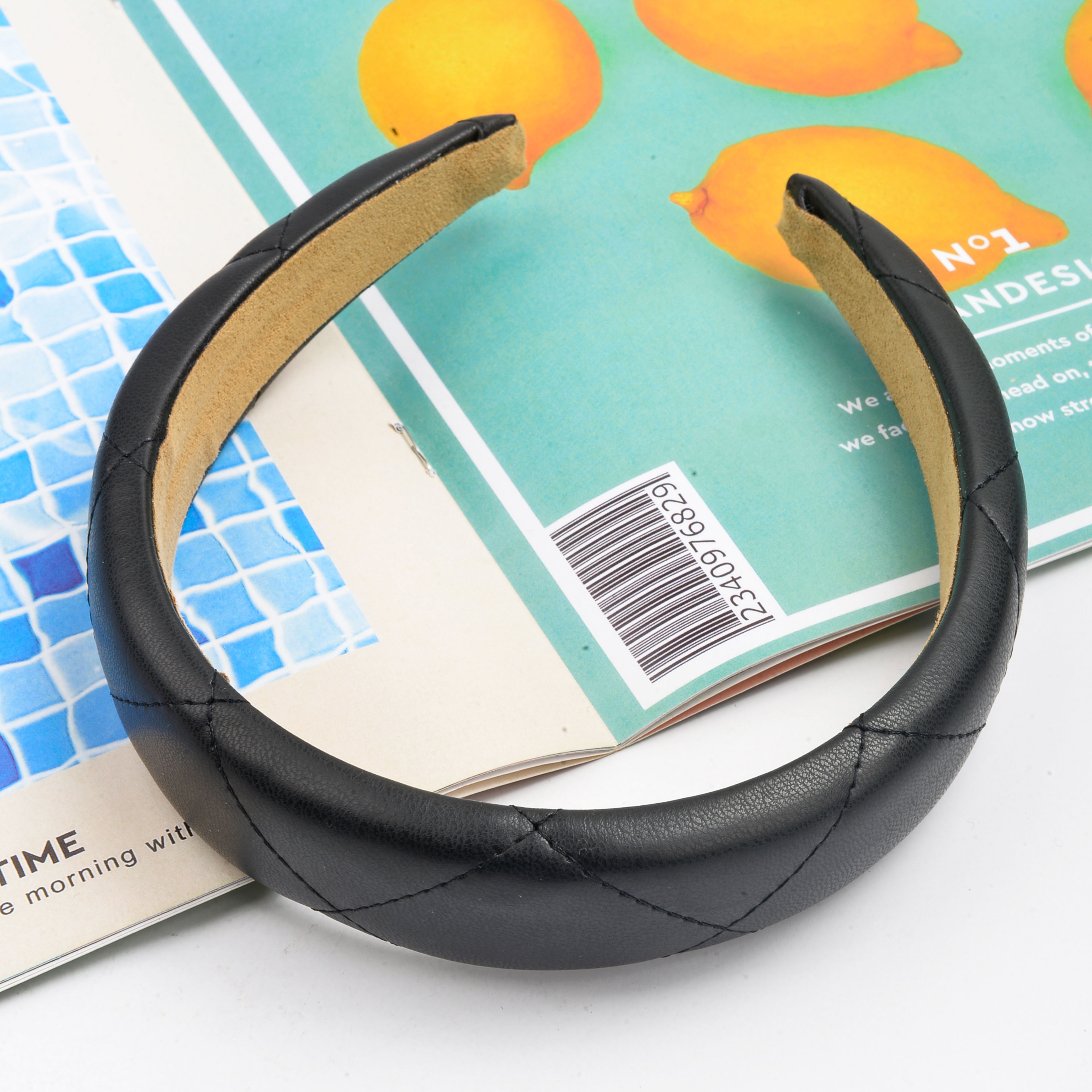 Glossy solid-color PU leather hair band for women, a fashionable wide-edge sponge hair accessory headband for women, the same style as celebrities Application Scenario