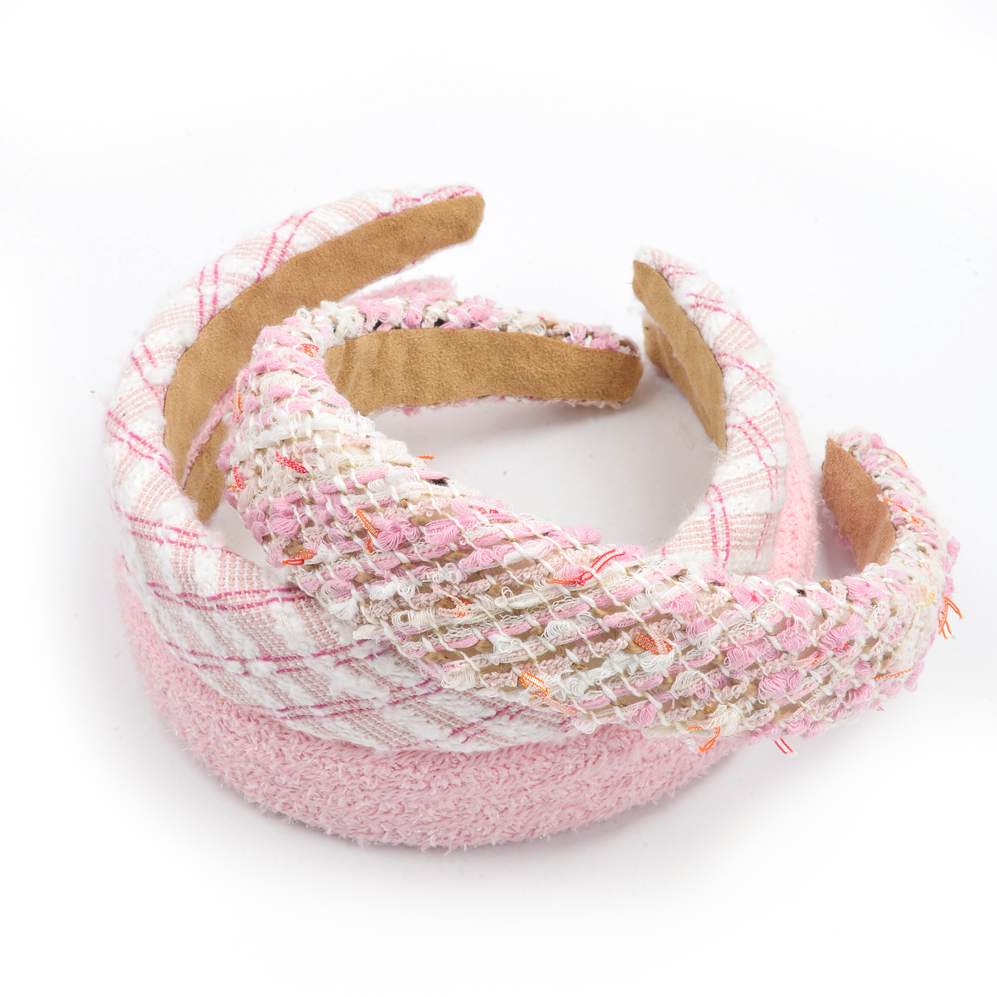 The 2023 pink woven girl headband exudes a sense of sophistication. The small chanel-style headband is sweet and versatile. It features a checkered hair tie, headwear, and pressure hair clips