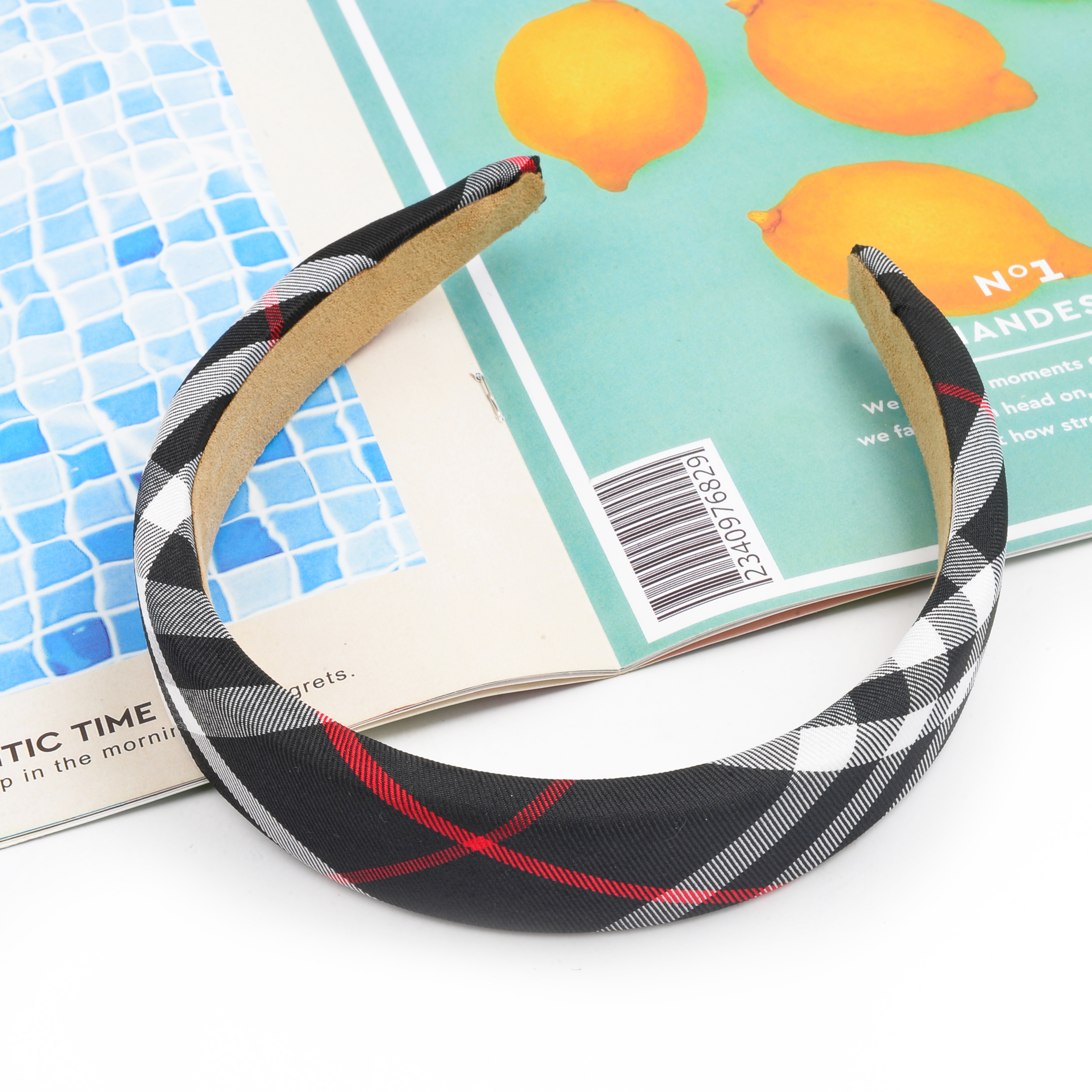 The new Korean version of the British checkered college style fabric sponge hair band is sweet and versatile. It is a fashionable and ladylike hair accessory Item Picture