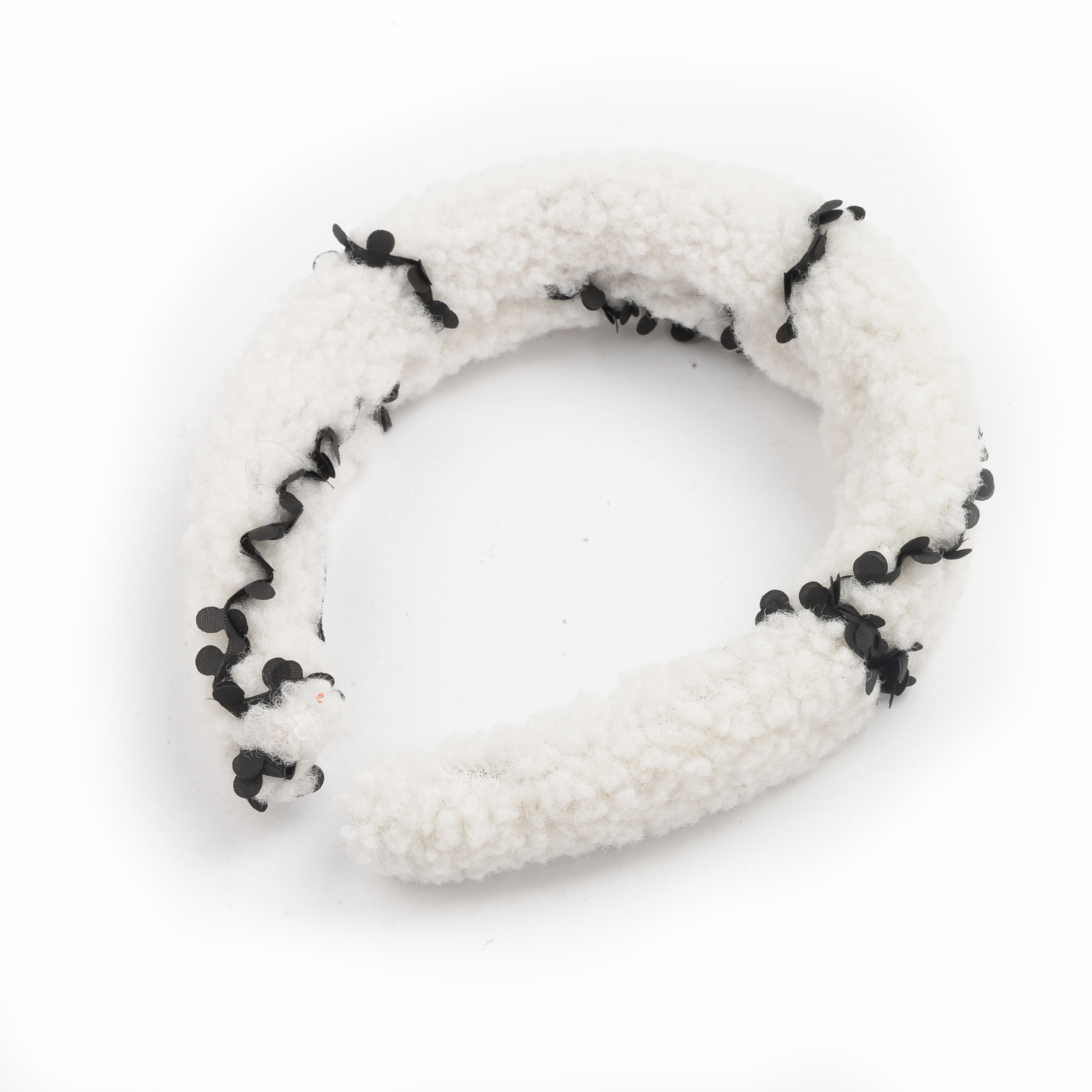 A new black and white checkered chessboard fabric hair band from South Korea, sweet and versatile, with a plush headband and hair accessory Application Scenario