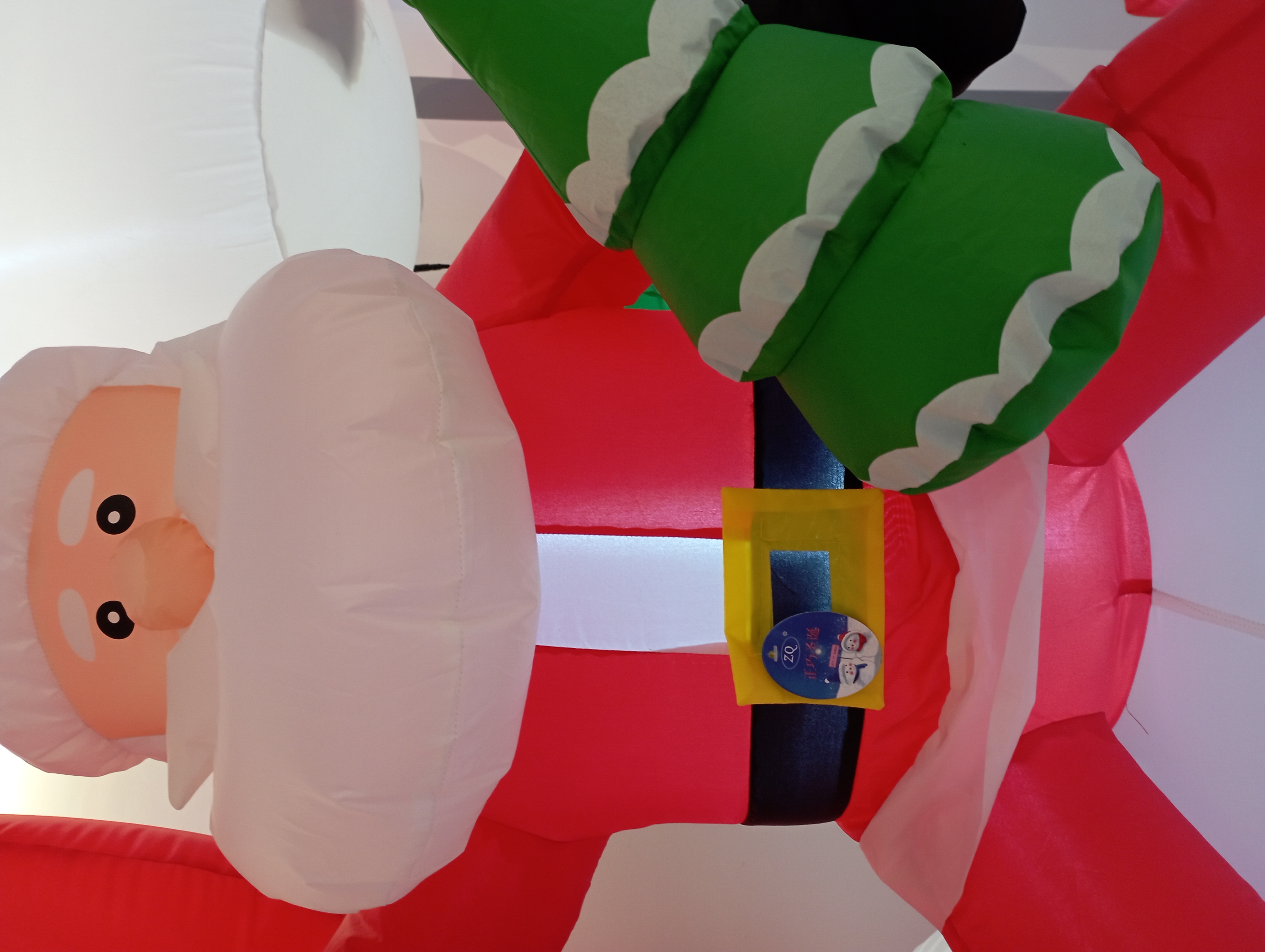 Christmas inflatable models 9,123 can swing. A big white bear is carrying Santa Claus with a backpack. Christmas tree decorations for shopping malls and hotels