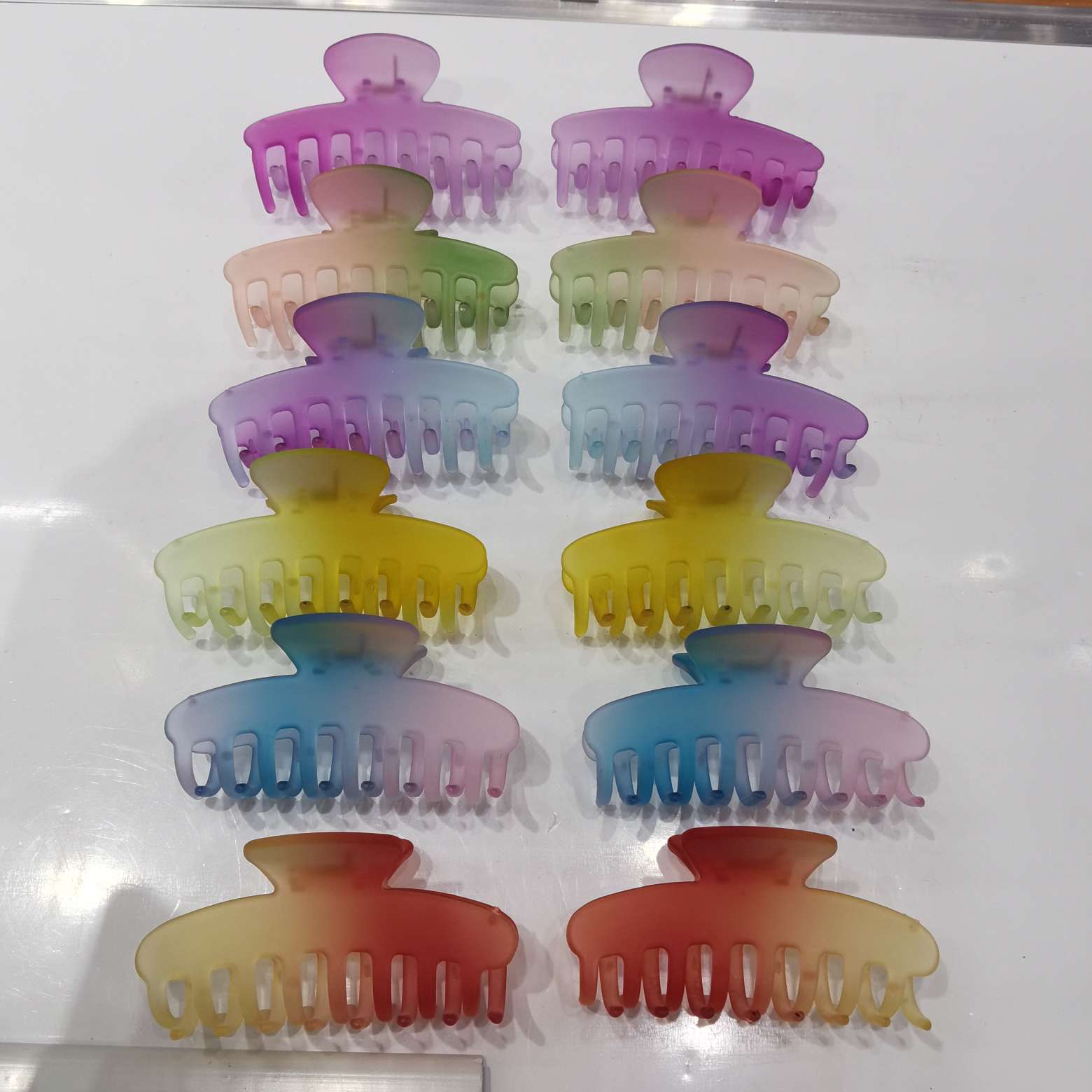 The popular Korean version of the classic and trendy style features a gradient rainbow eraser, frosted eraser, crossed square, semi-circular moon, ribs, and five-circle hairpin Item Picture