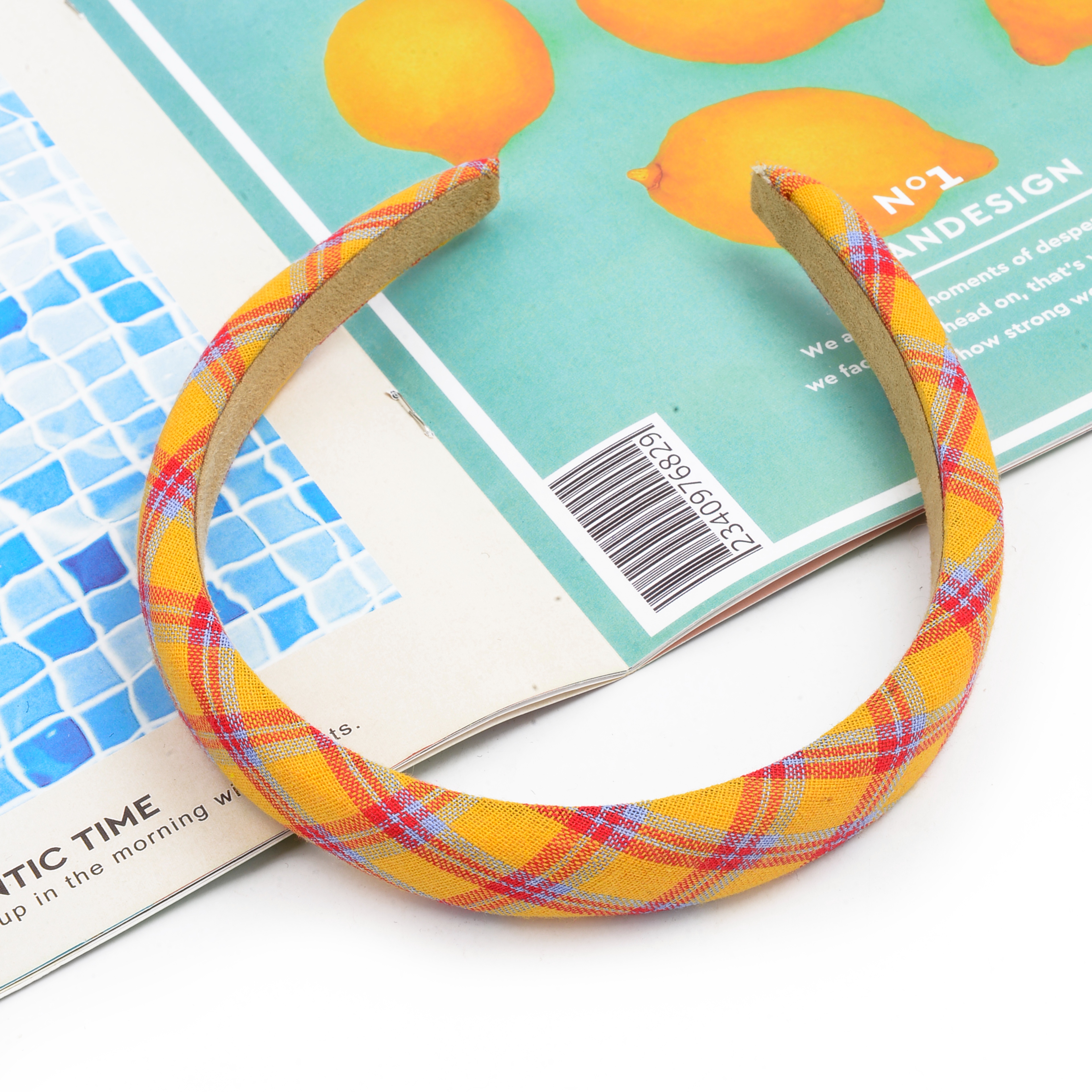 The new spring and summer girls' academy style headband is sweet and versatile. The checked headband is a popular Instagram headband accessory Item Picture