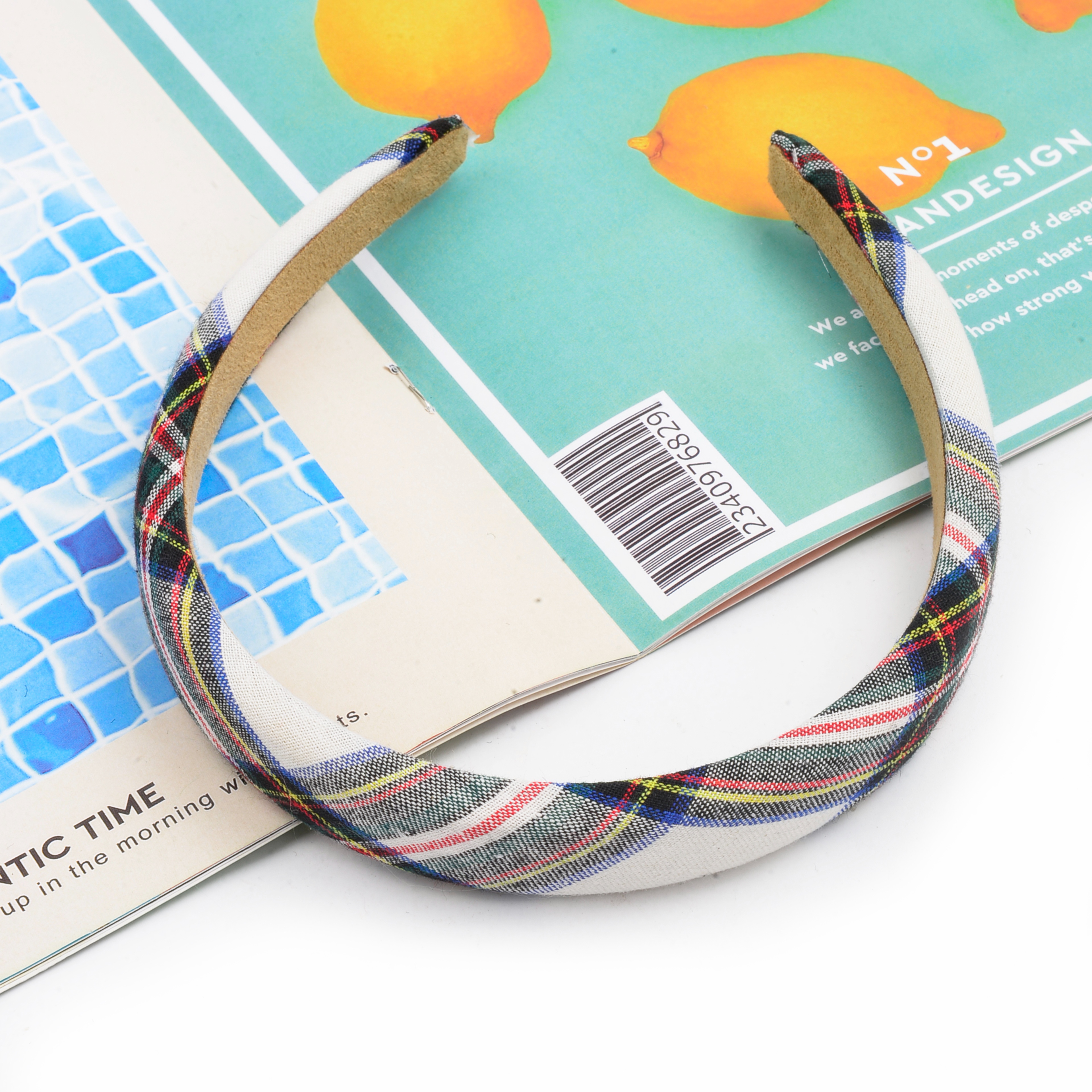 The new spring and summer girls' academy style headband is sweet and versatile. The checked headband is a popular Instagram headband accessory Application Scenario