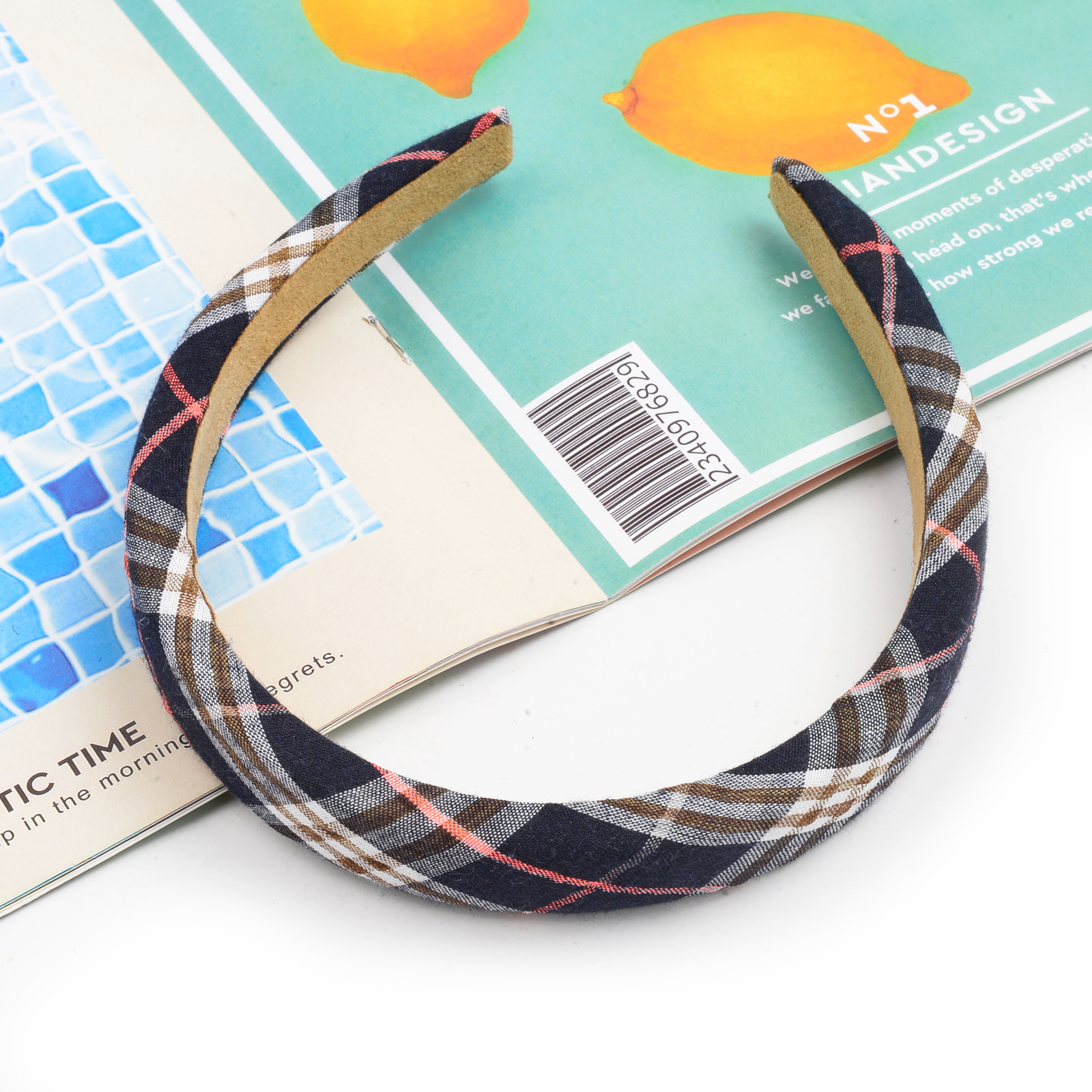 The new spring and summer girls' academy style headband is sweet and versatile. The checked headband is a popular Instagram headband accessory details Picture