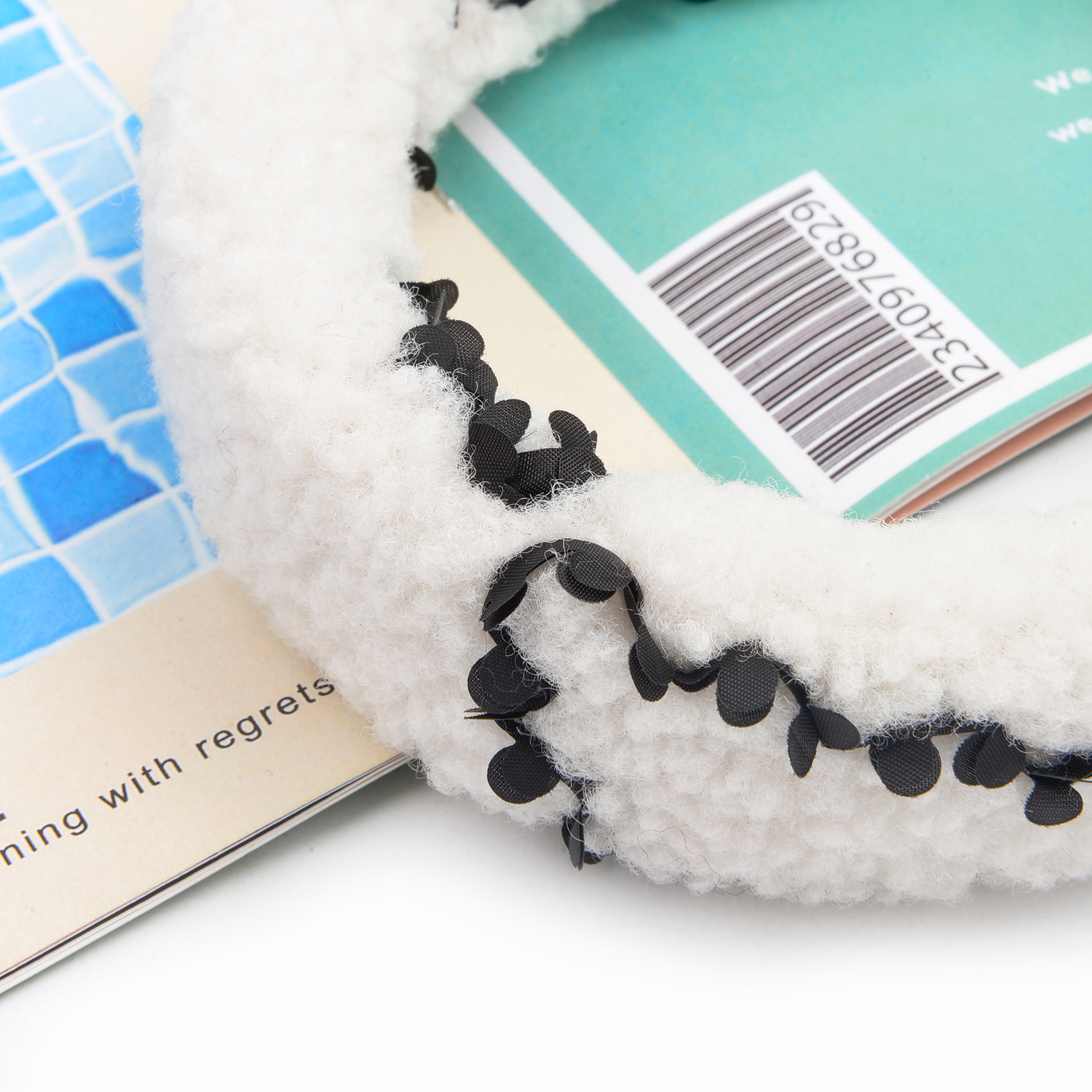 A new black and white checkered chessboard fabric hair band from South Korea, sweet and versatile, with a plush headband and hair accessory Specification image