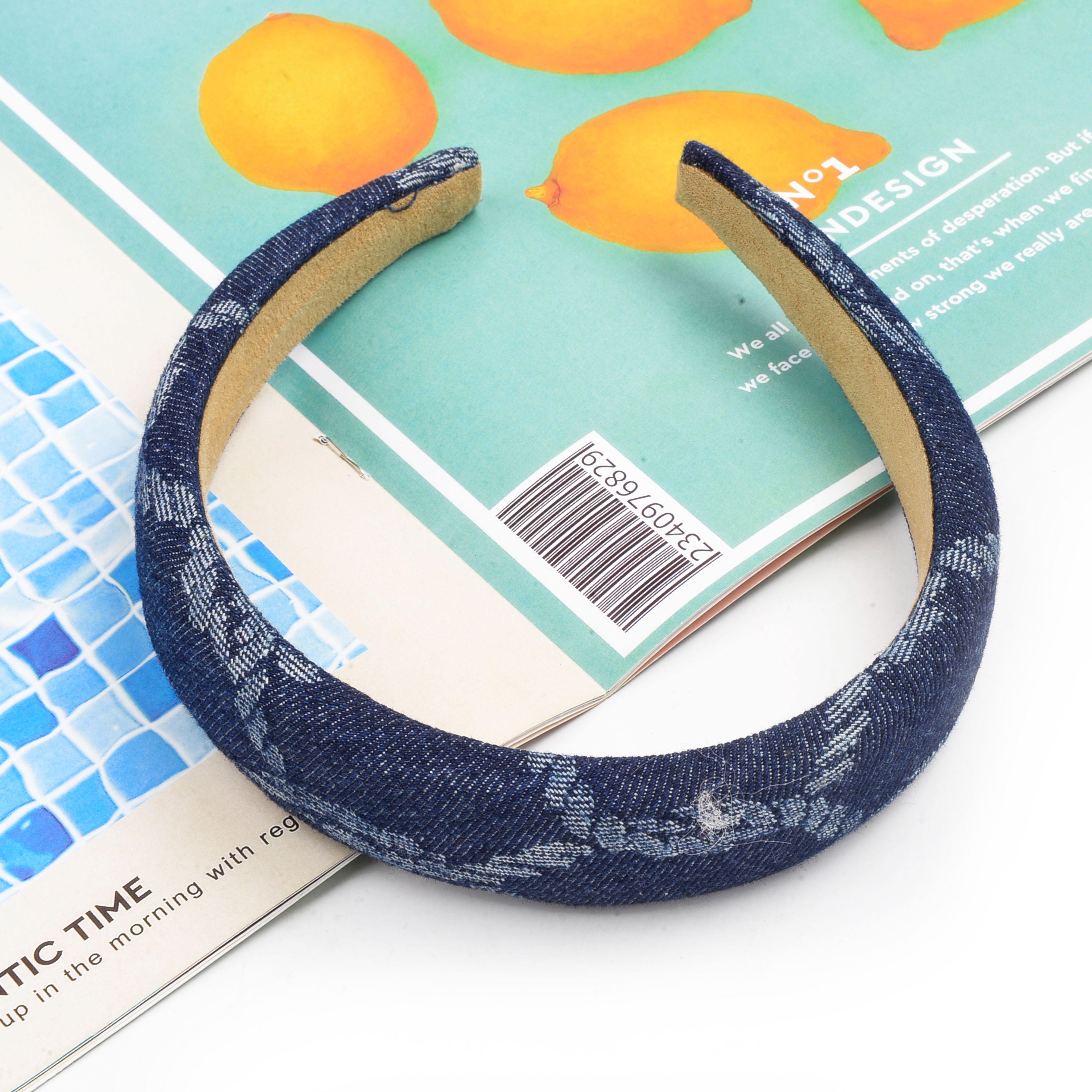 Klein blue hairband for women, a versatile spring outing hairpin, a high-end trendy hair band, a fresh and cute hair tie headband Application Scenario