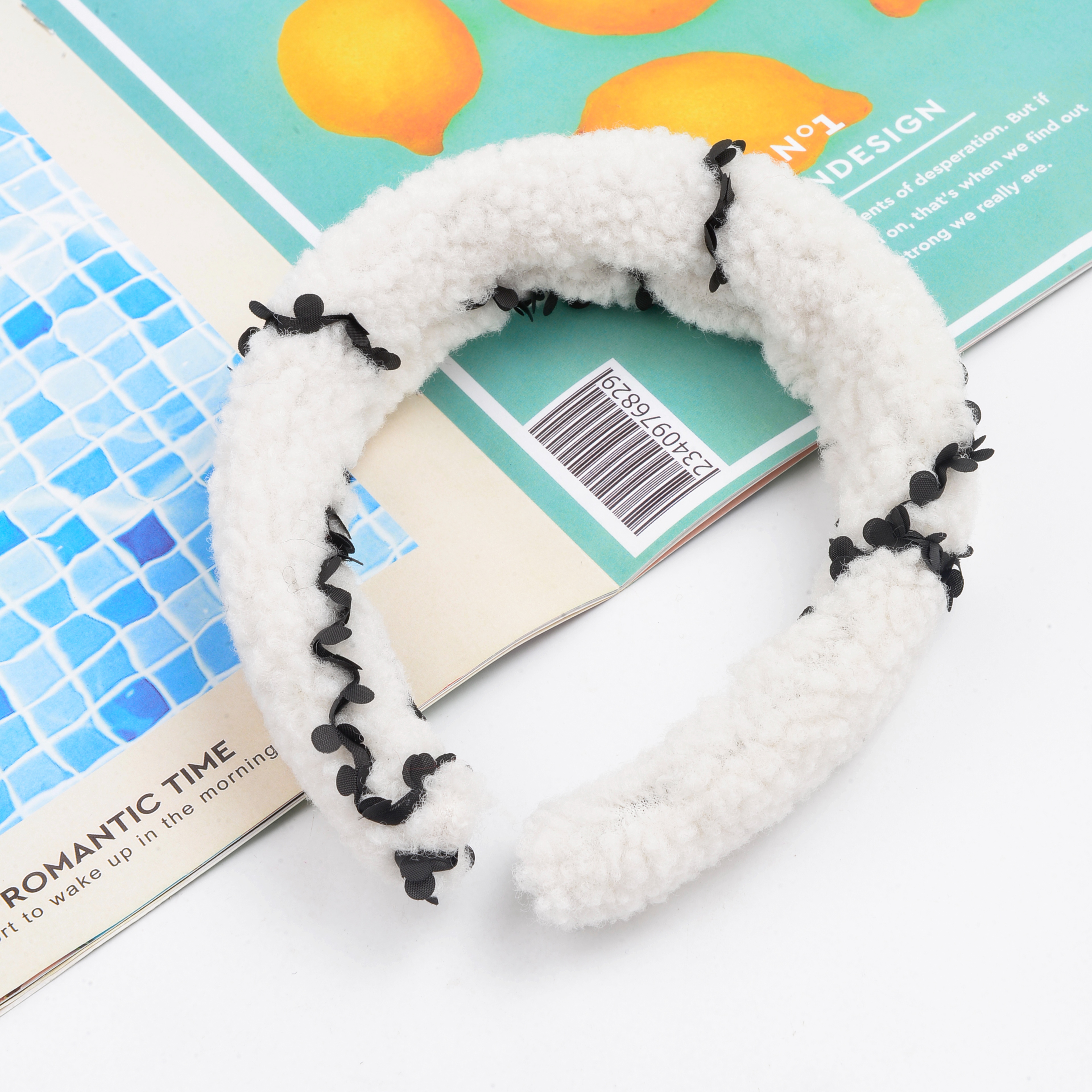 A new black and white checkered chessboard fabric hair band from South Korea, sweet and versatile, with a plush headband and hair accessory