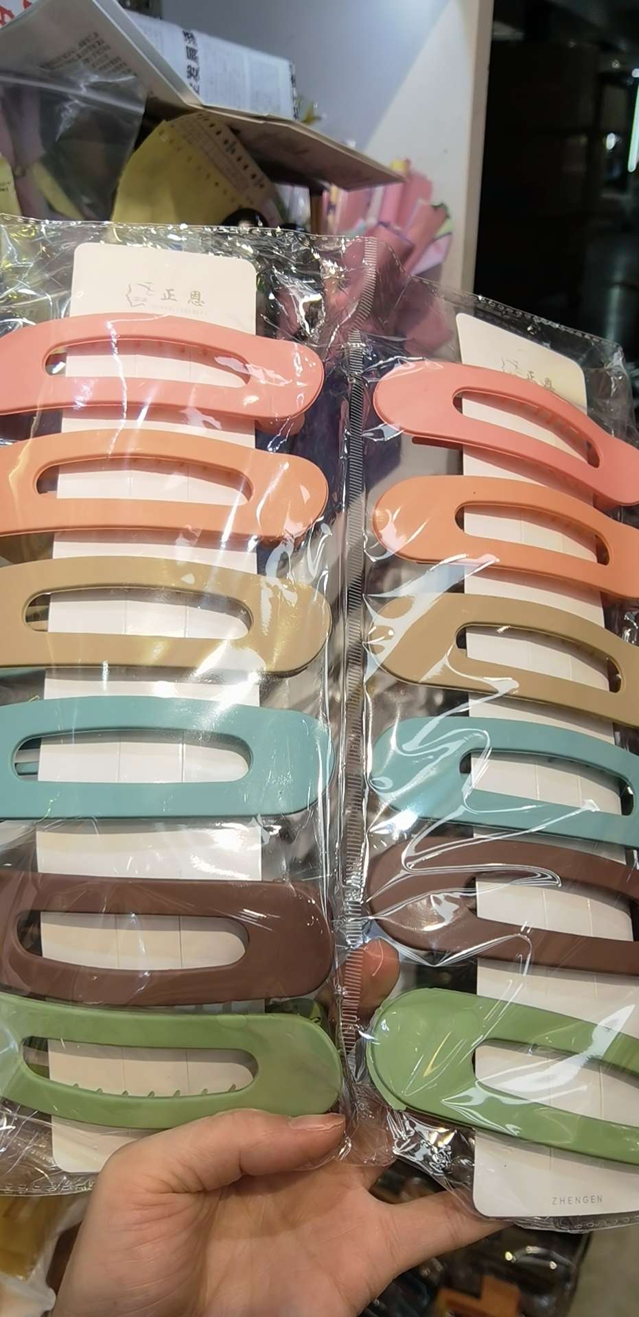 Plastic color press clip