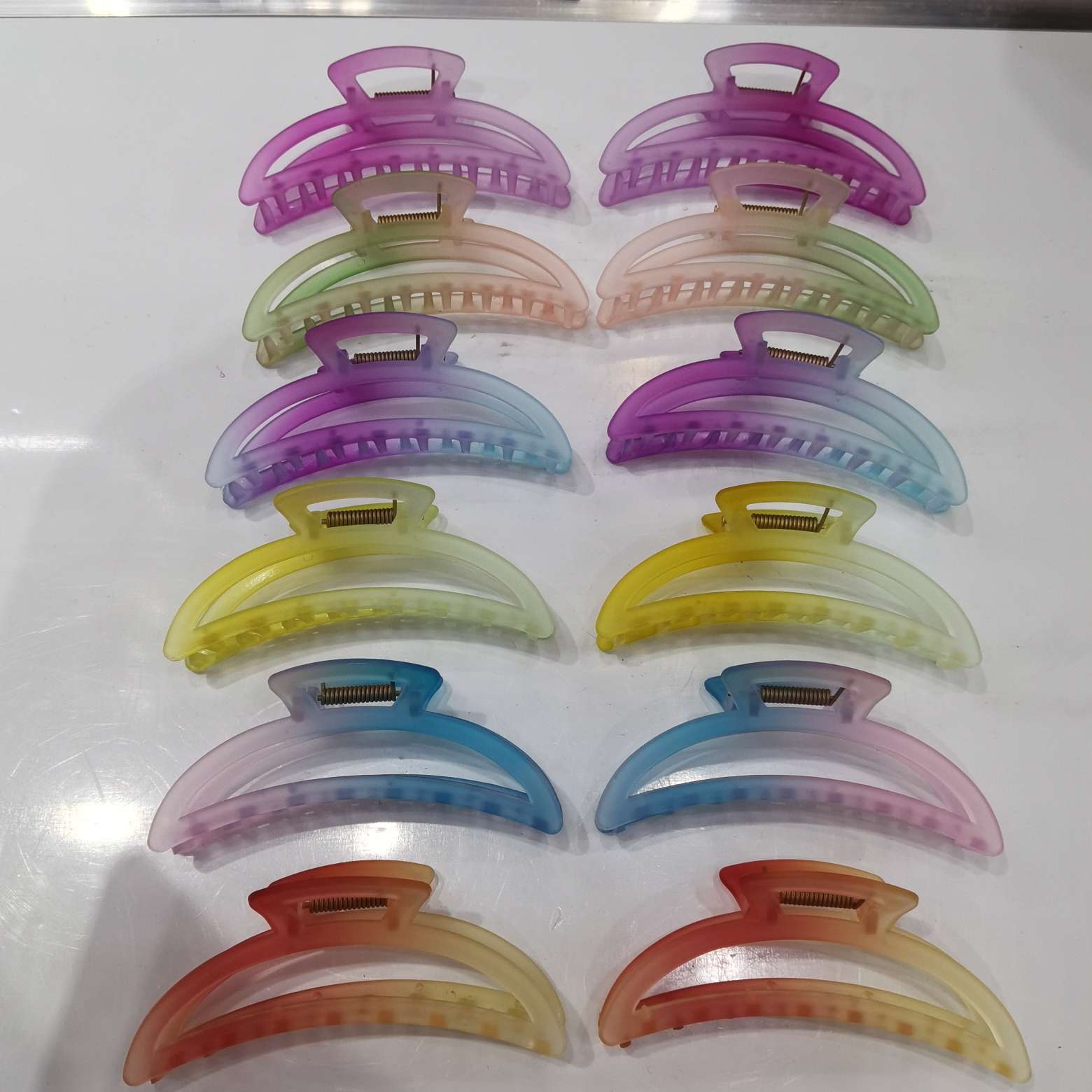 The popular Korean version of the classic and trendy style features a gradient rainbow eraser, frosted eraser, crossed square, semi-circular moon, ribs, and five-circle hairpin details Picture