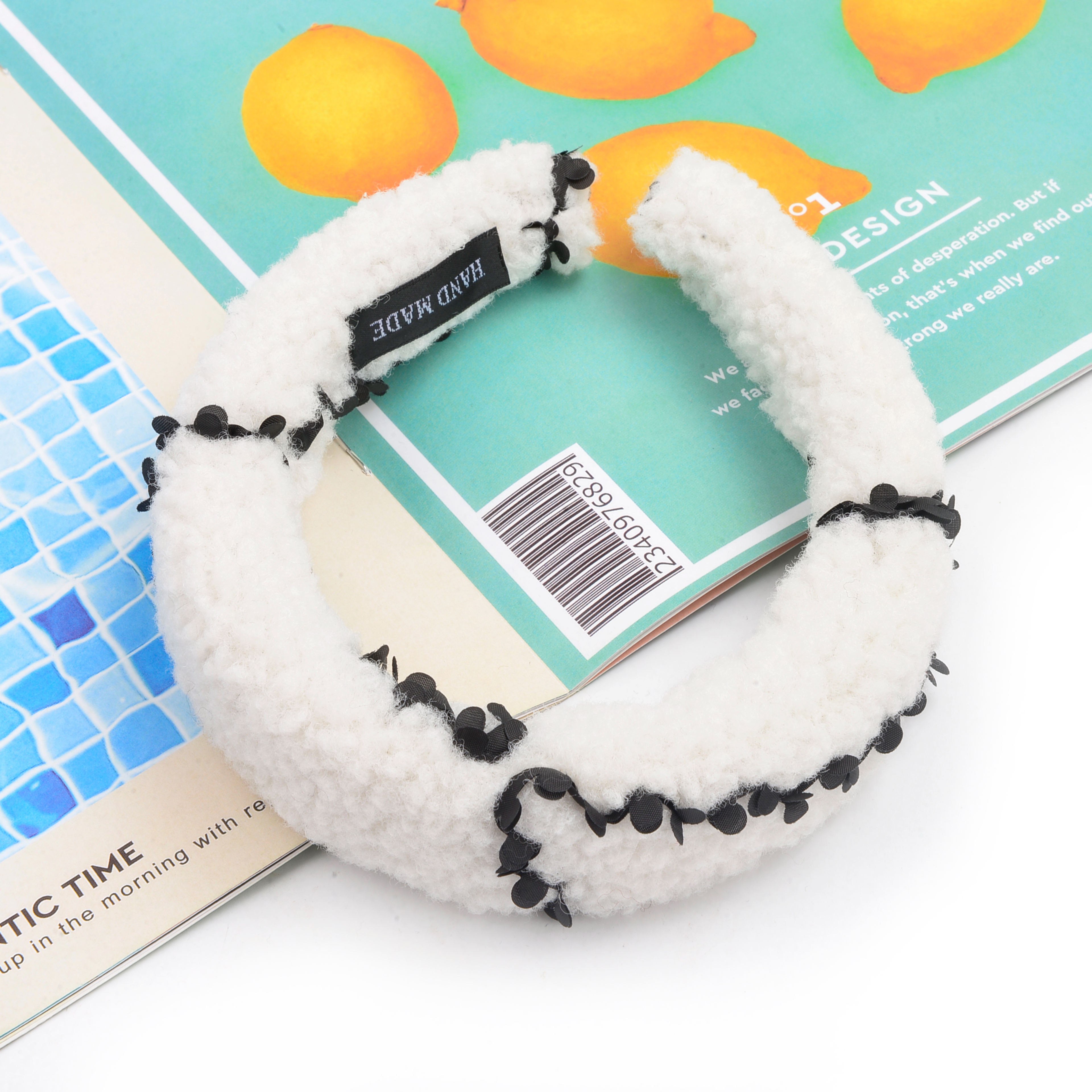 A new black and white checkered chessboard fabric hair band from South Korea, sweet and versatile, with a plush headband and hair accessory details Picture