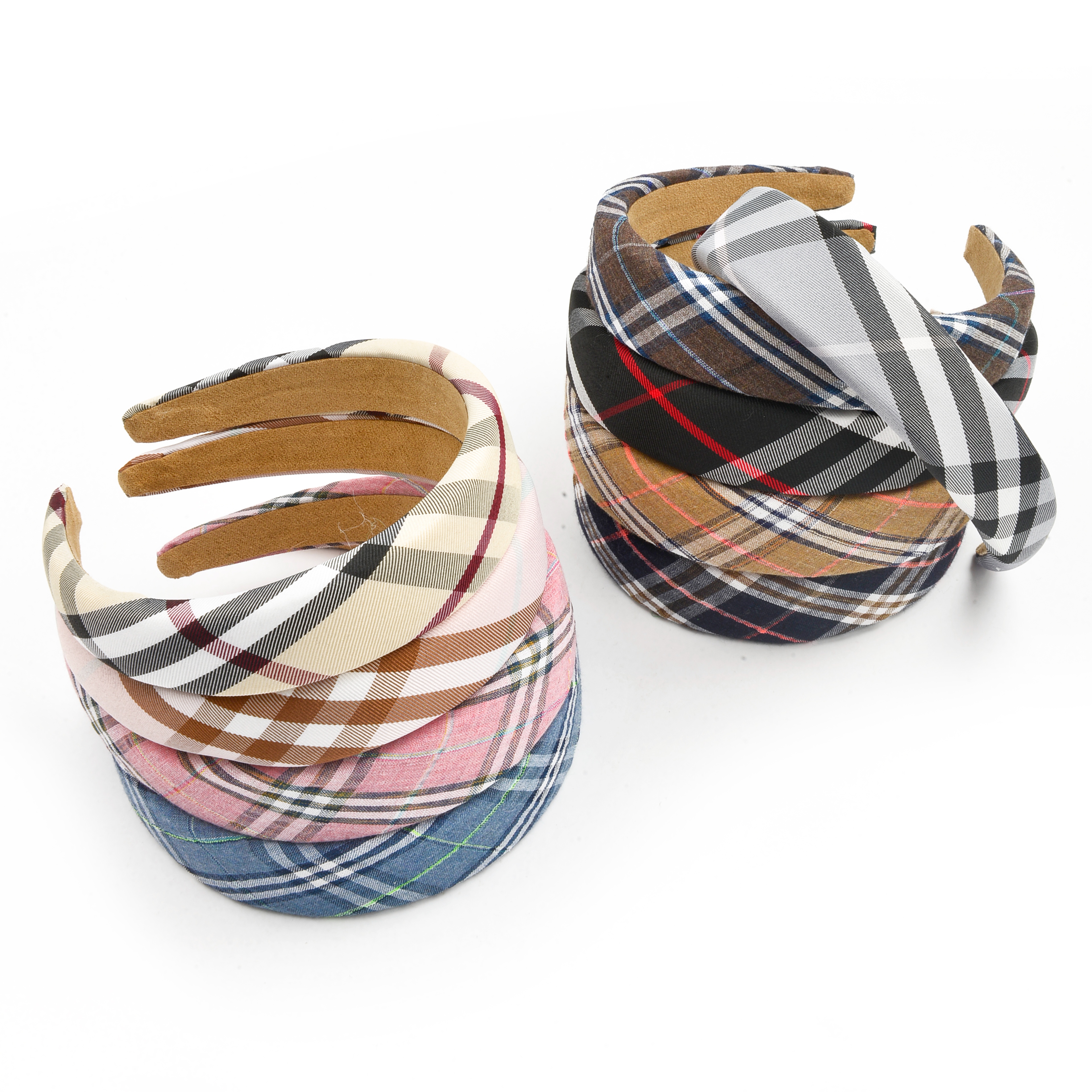 The new Korean version of the British checkered college style fabric sponge hair band is sweet and versatile. It is a fashionable and ladylike hair accessory