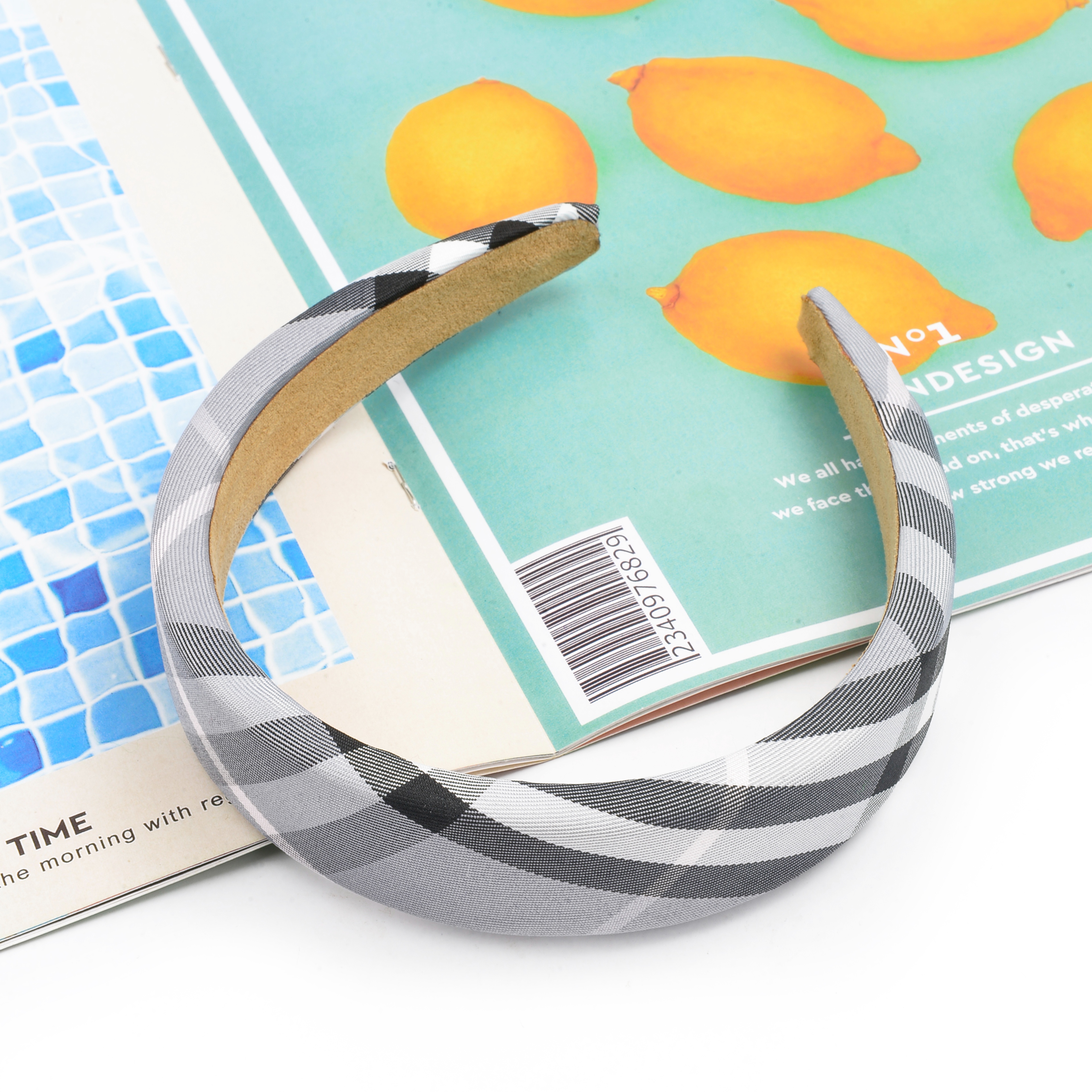The new Korean version of the British checkered college style fabric sponge hair band is sweet and versatile. It is a fashionable and ladylike hair accessory Specification image