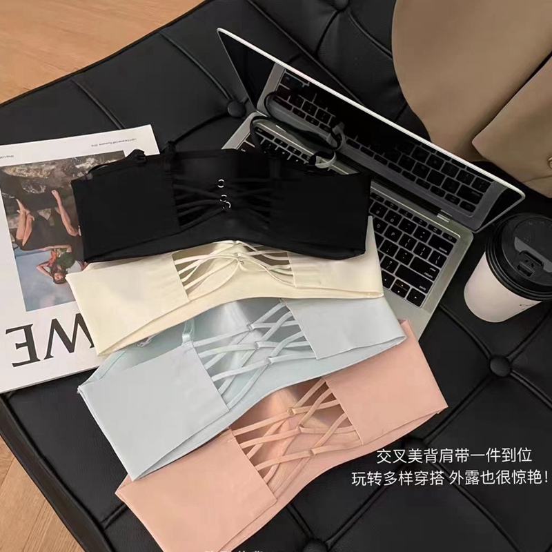 Dreamy red and pink one-piece invisible strapless back beauty, no marks, no steel rings, fixed half-cup small chest, gathering ladies' strapless underwear Item Picture