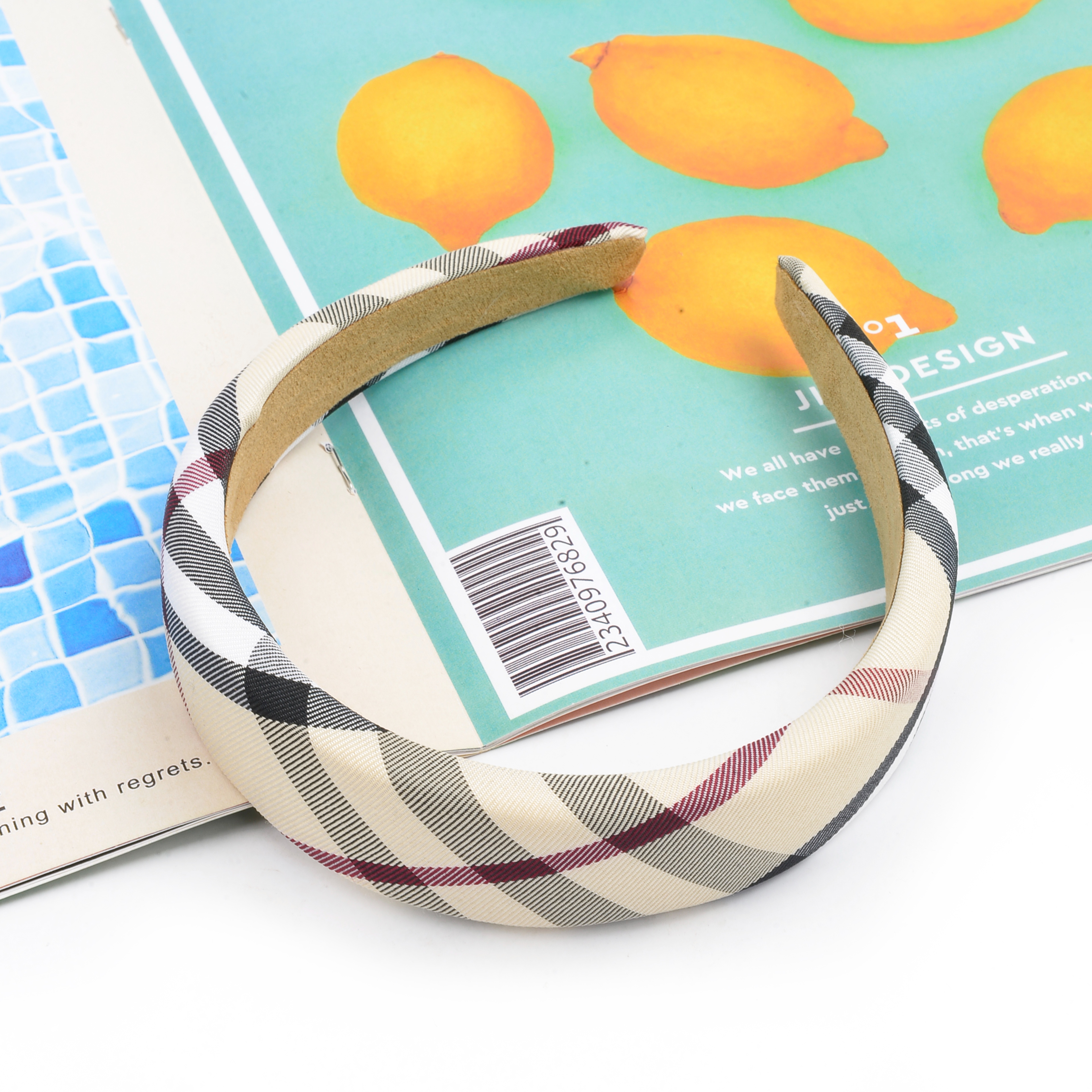 The new Korean version of the British checkered college style fabric sponge hair band is sweet and versatile. It is a fashionable and ladylike hair accessory details Picture