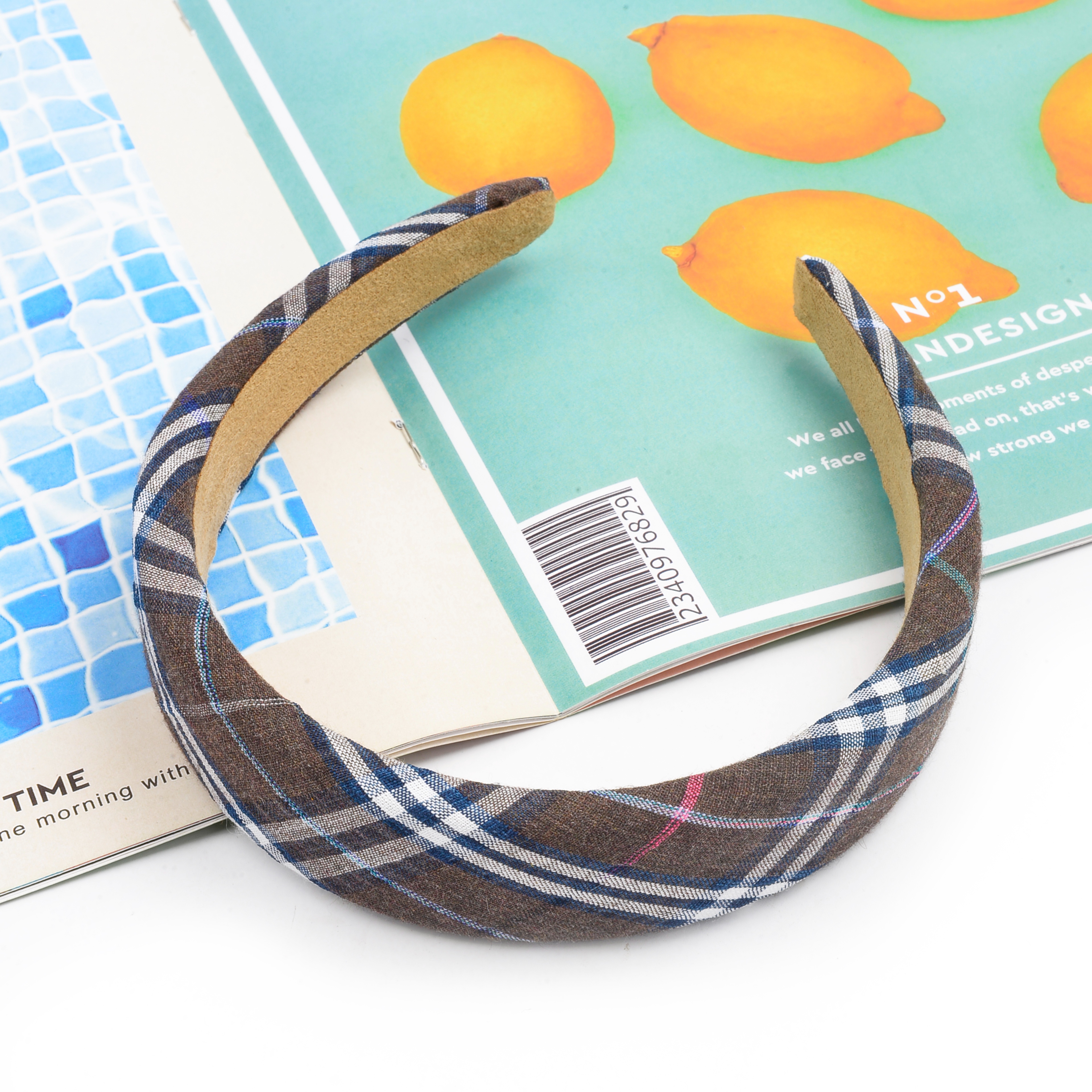 The new Korean version of the British checkered college style fabric sponge hair band is sweet and versatile. It is a fashionable and ladylike hair accessory Application Scenario