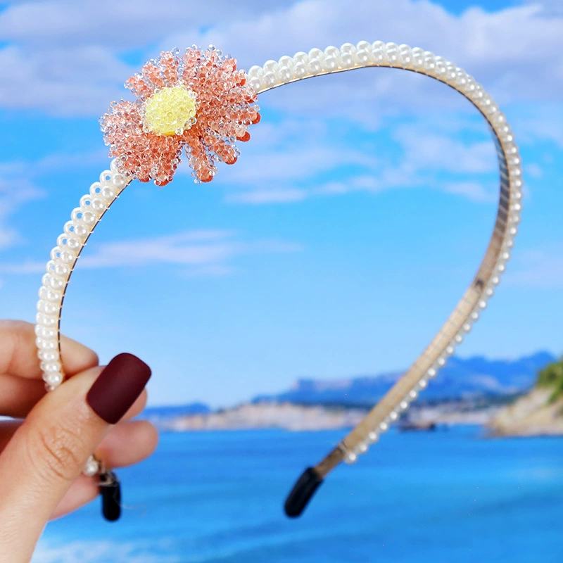 FLY1863 Korean version, a popular handcrafted hair accessory, is simple and versatile. It features a washbasin headband, a bow and pearl headband, and wedding bridesmaid headwear Application Scenario