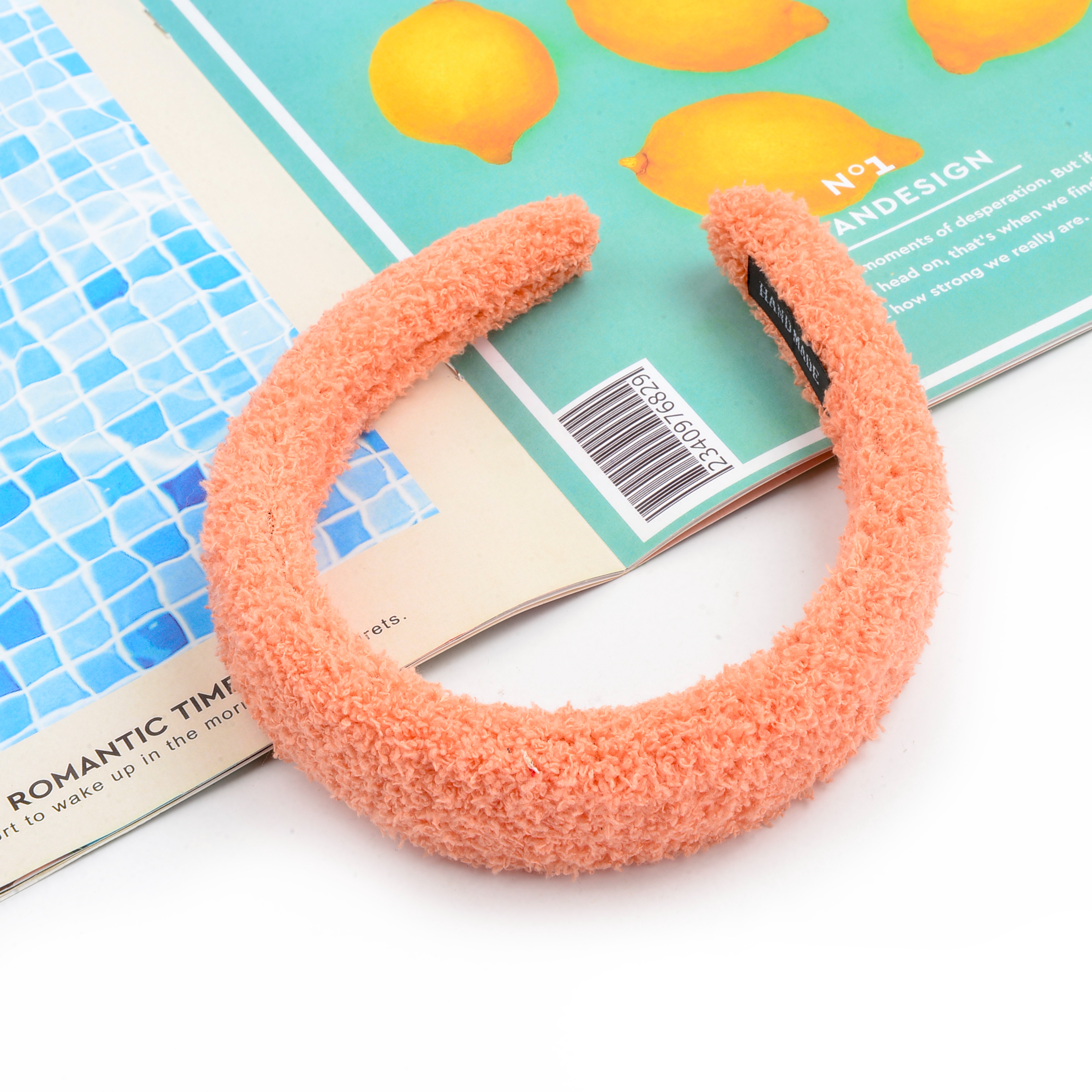 A girl's autumn and winter curly Teddy wool hair clip, BB clip, high top hair band and hair accessory details Picture
