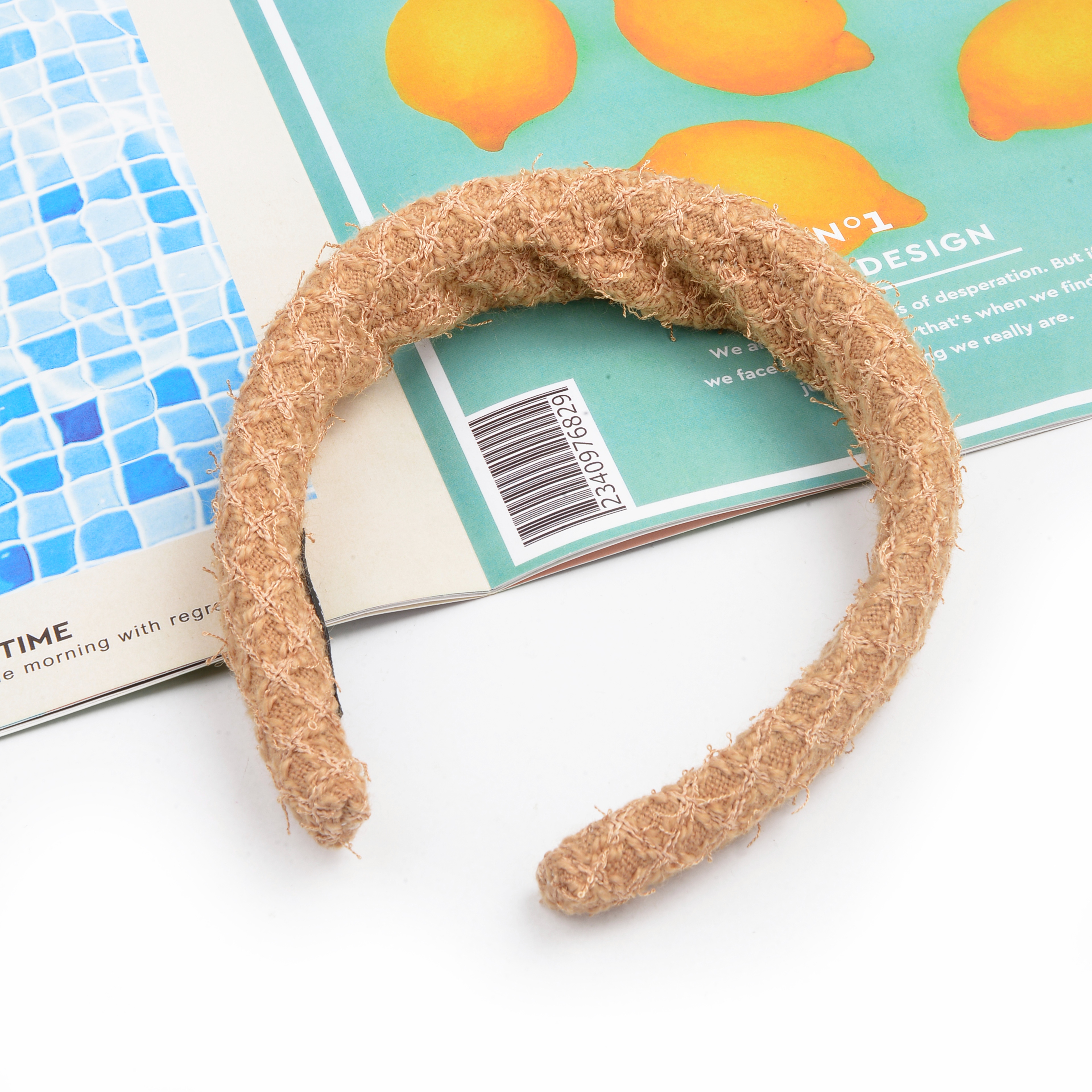 The retro coffee-colored hair band for autumn and winter exudes a high-end and elegant charm. The headband height-increasing hair clip on the top of the head is a popular hair accessory for 2023 new styles Specification image