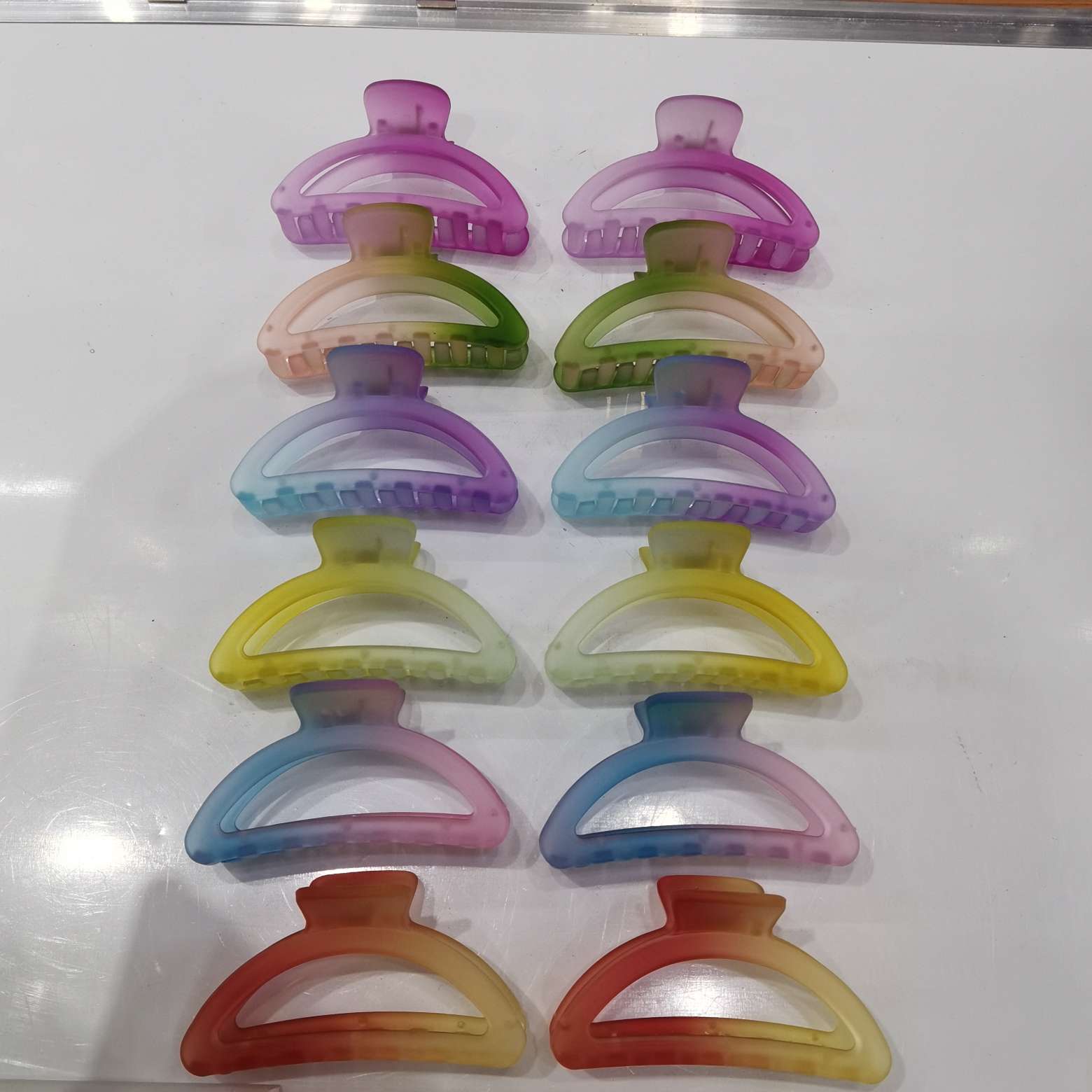 The popular Korean version of the classic and trendy style features a gradient rainbow eraser, frosted eraser, crossed square, semi-circular moon, ribs, and five-circle hairpin Application Scenario