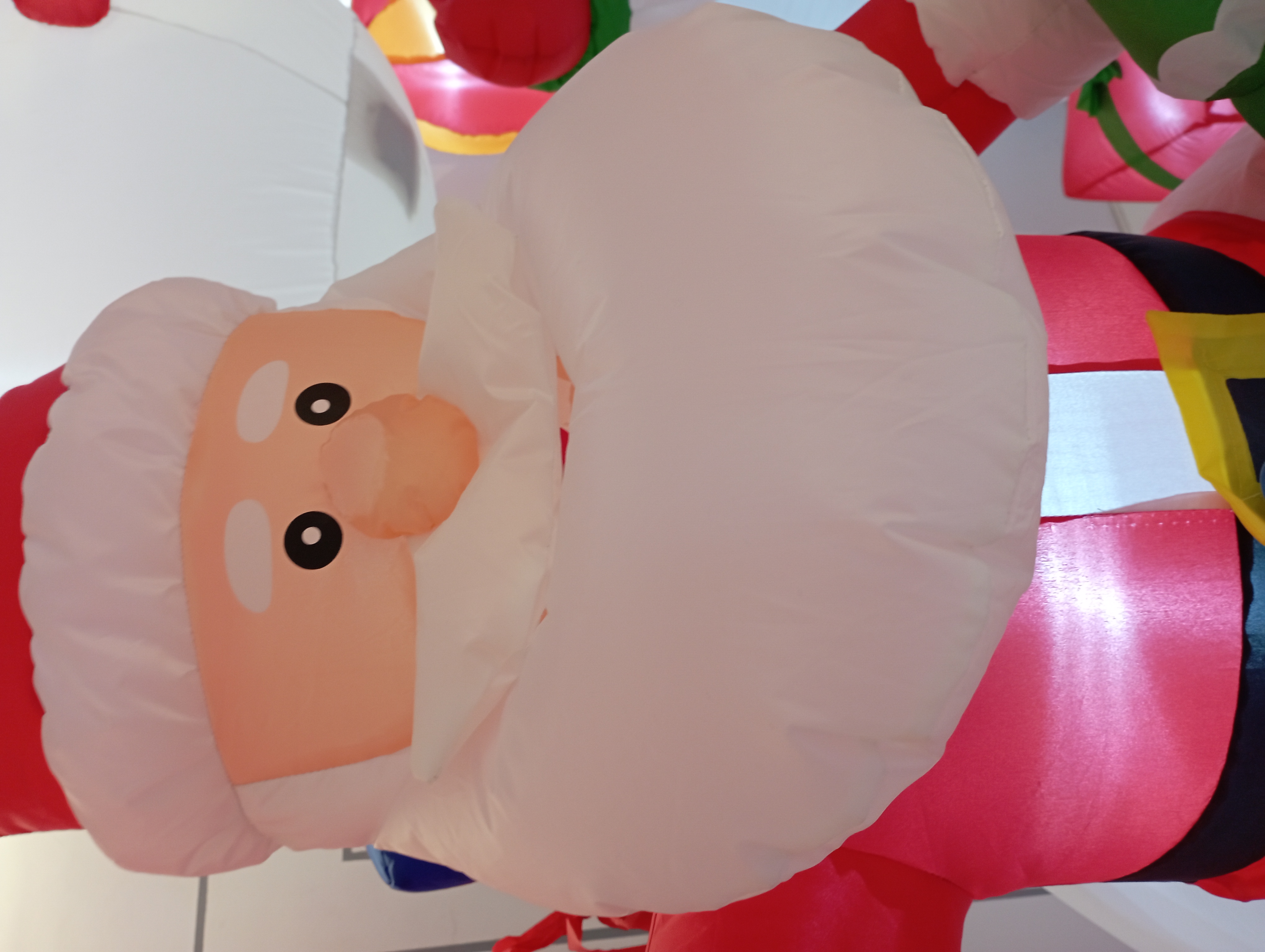 Christmas inflatable models 9,123 can swing. A big white bear is carrying Santa Claus with a backpack. Christmas tree decorations for shopping malls and hotels Item Picture