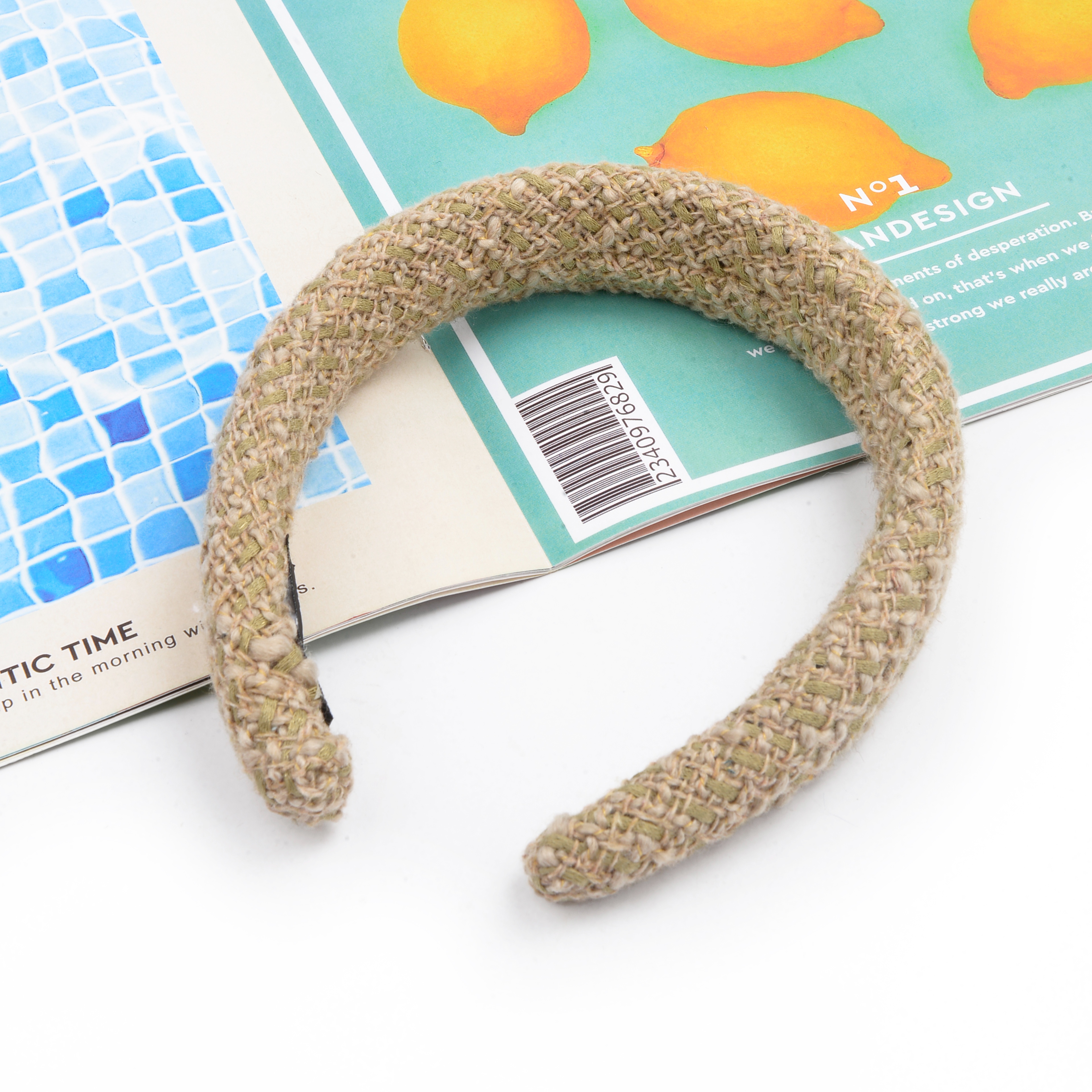 The retro coffee-colored hair band for autumn and winter exudes a high-end and elegant charm. The headband height-increasing hair clip on the top of the head is a popular hair accessory for 2023 new styles