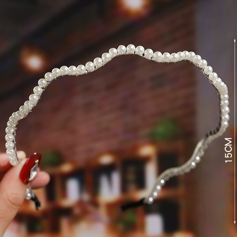 FLY1863 Korean version, a popular handcrafted hair accessory, is simple and versatile. It features a washbasin headband, a bow and pearl headband, and wedding bridesmaid headwear