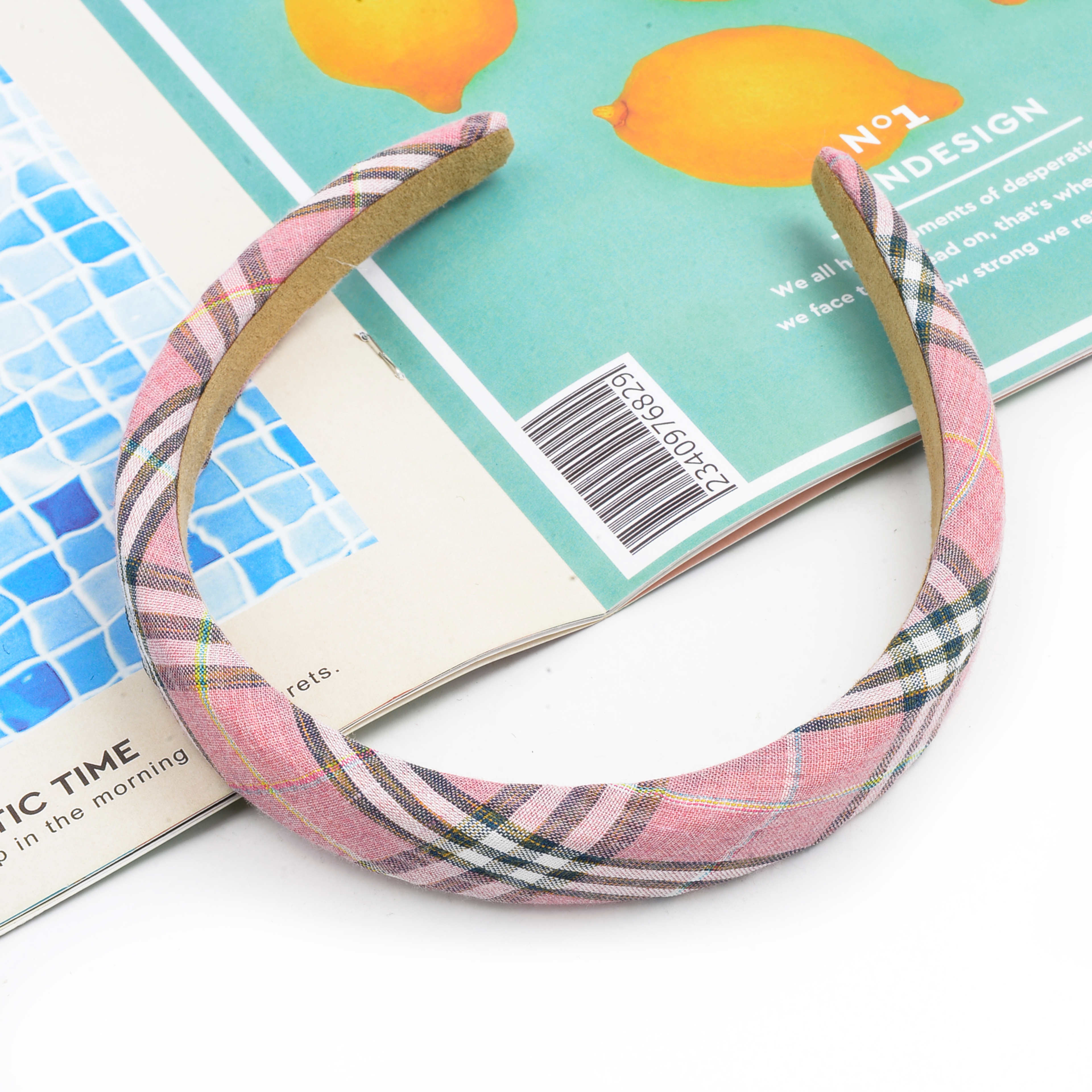 The new spring and summer girls' academy style headband is sweet and versatile. The checked headband is a popular Instagram headband accessory Specification image