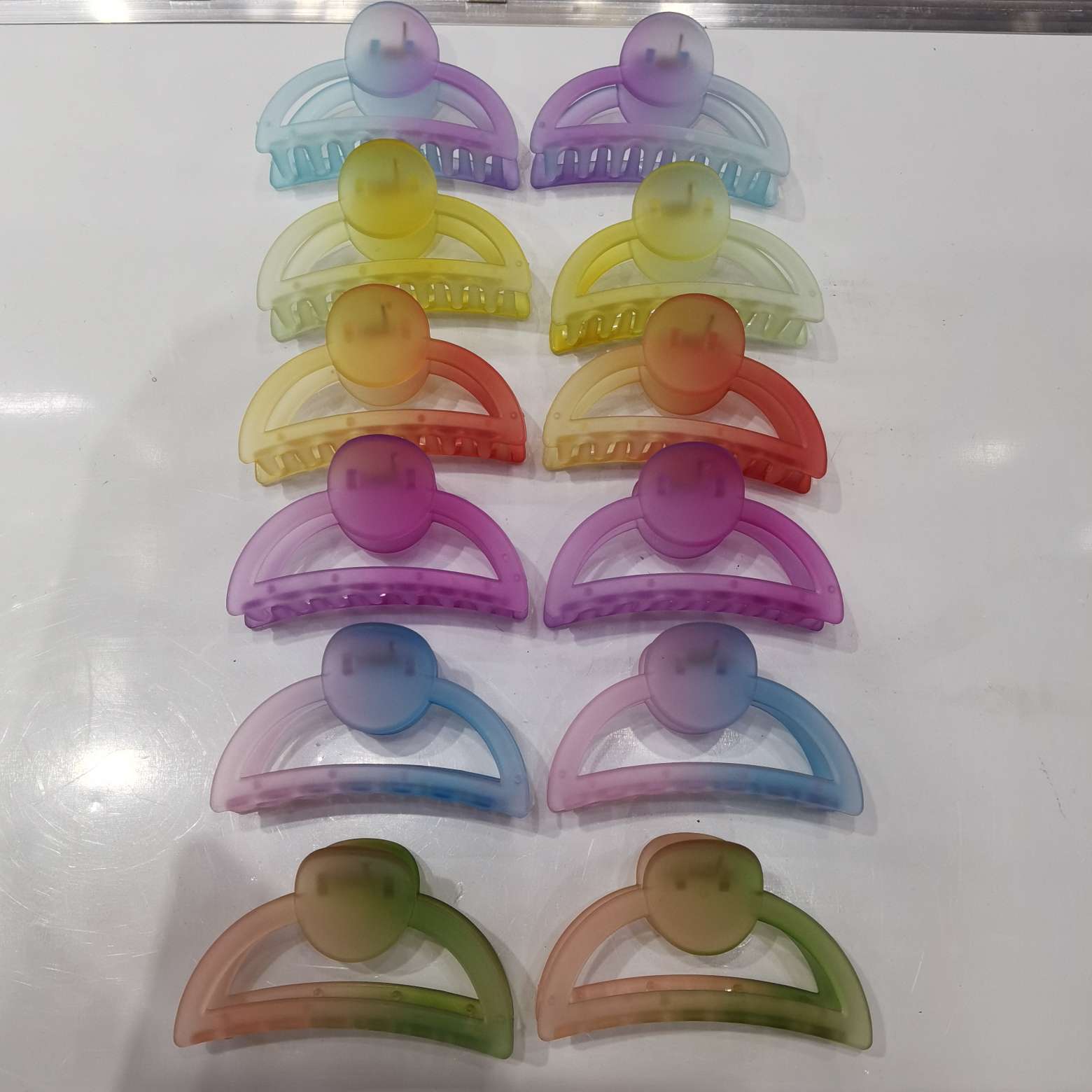 The popular Korean version of the classic and trendy style features a gradient rainbow eraser, frosted eraser, crossed square, semi-circular moon, ribs, and five-circle hairpin