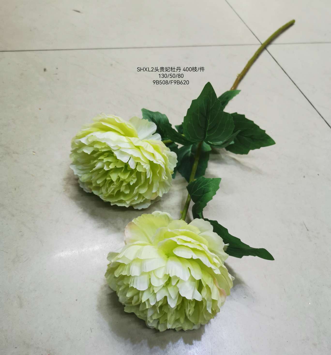 Wedding video: The bride holds a bouquet of flowers and makes a bouquet. Home decoration: living room, conference hall, hotel lobby. Artificial velvet bouquets, two roses, and peonies of the imperial concubine are placed details Picture