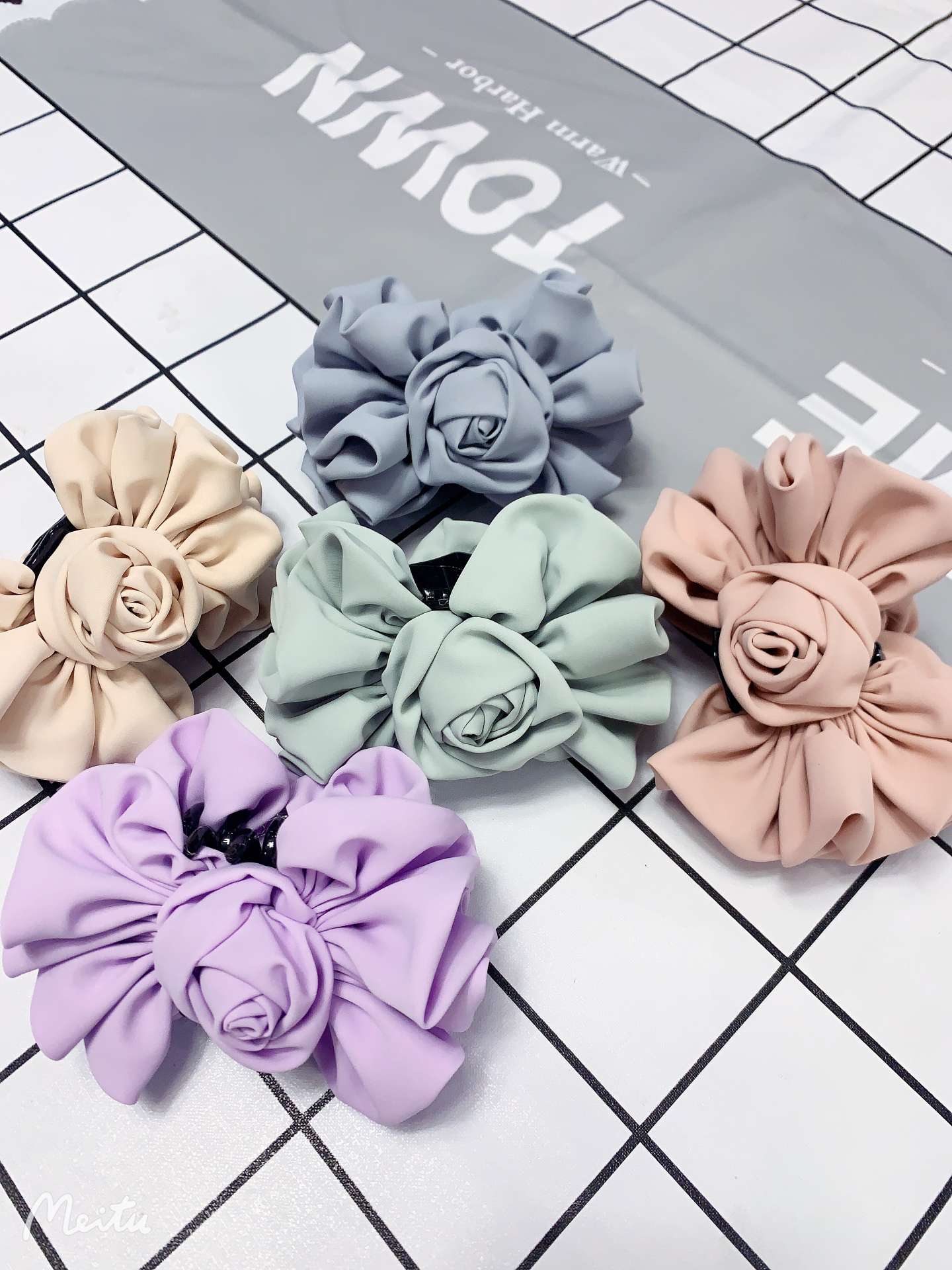 Korean-style handcrafted rose claw, a large, elegant and fashionable claw with a strong sense of style Application Scenario