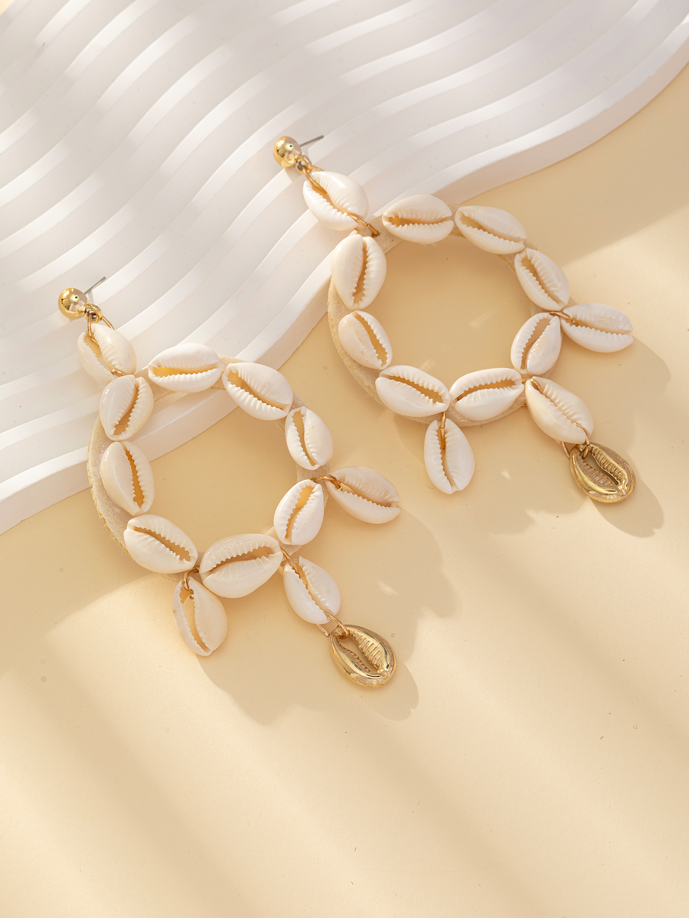 Exaggerated creative and fashionable new shell earrings from European and American brands, hand-woven shell earrings details Picture