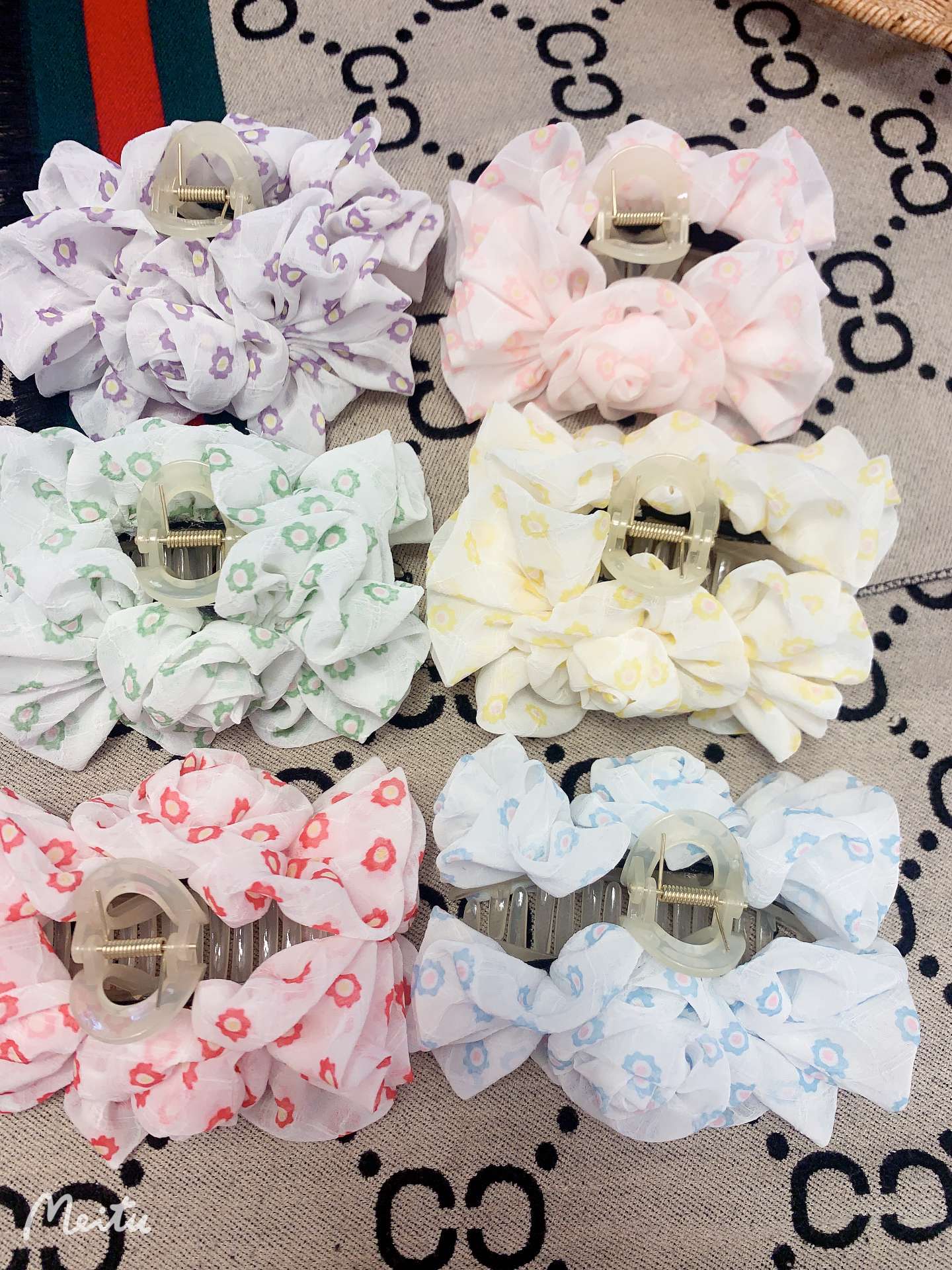 A large-sized Korean-style handcrafted rose flower grabber that is both elegant and fashionable Specification image