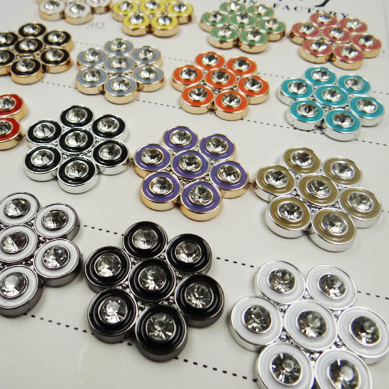Fashionable, novel, trendy and versatile clothing accessories: overcoats, windbreakers, sweaters, tops, buttons, curtains, decorations, high-end accessories Application Scenario