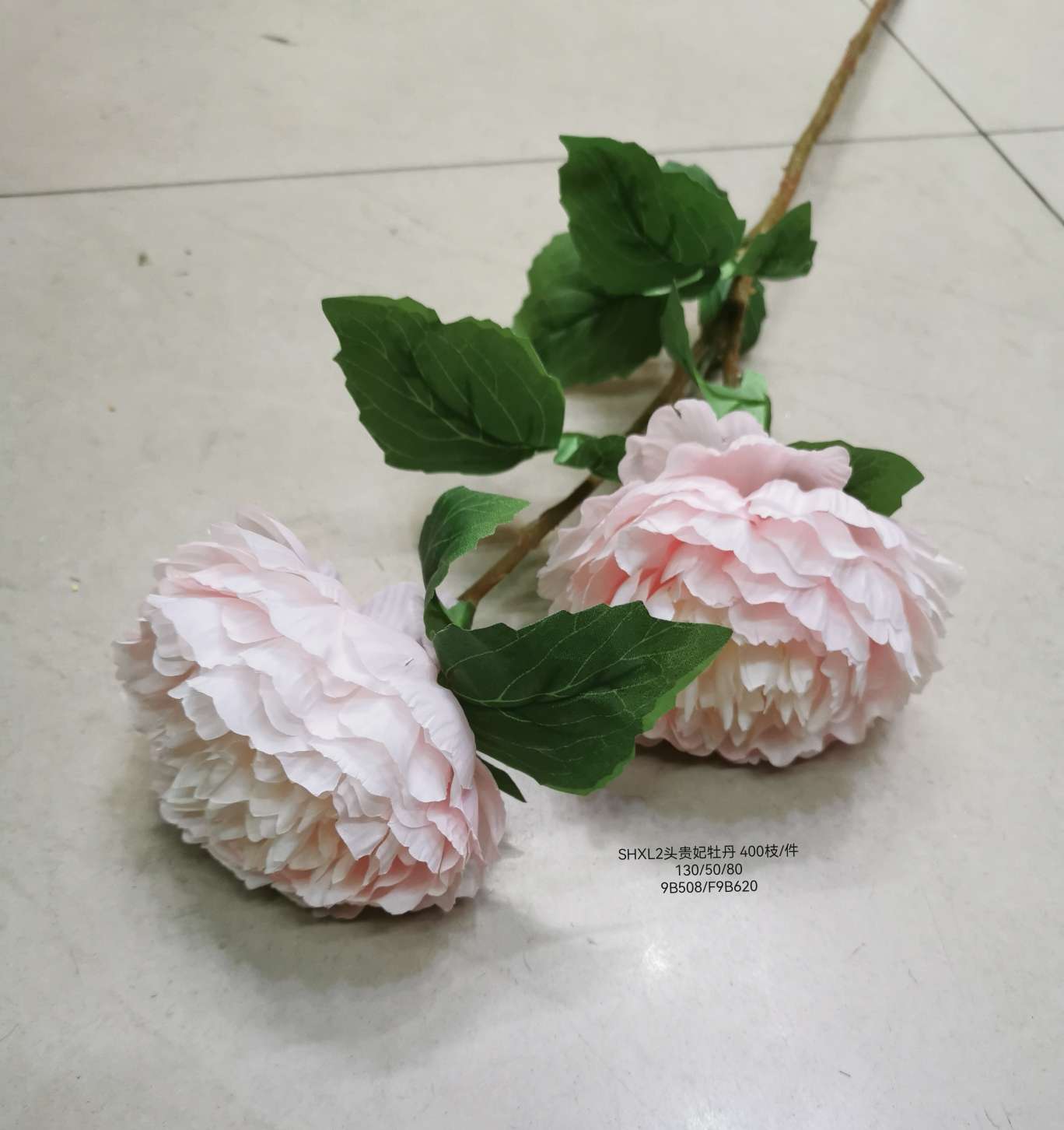 Wedding video: The bride holds a bouquet of flowers and makes a bouquet. Home decoration: living room, conference hall, hotel lobby. Artificial velvet bouquets, two roses, and peonies of the imperial concubine are placed Application Scenario