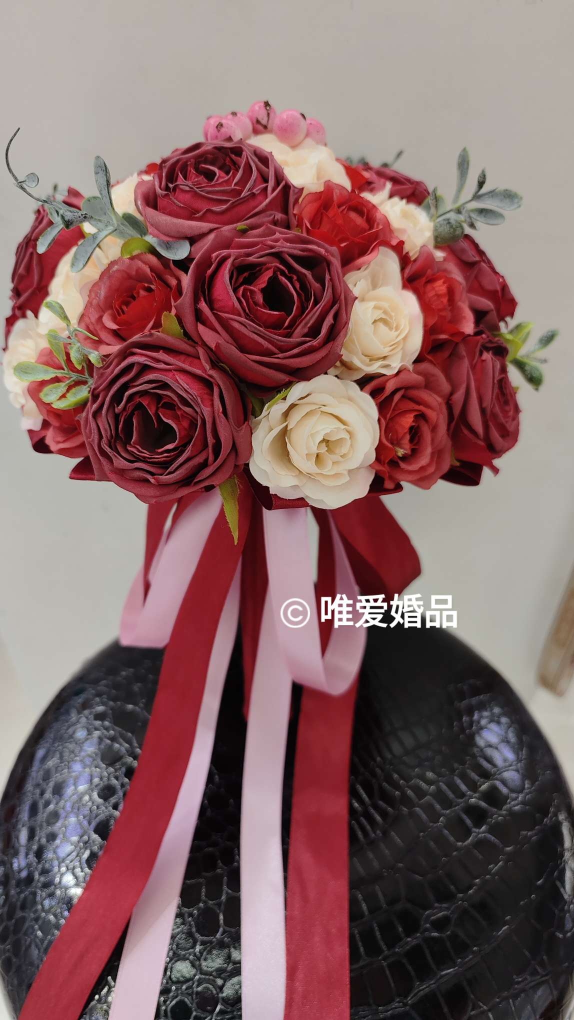 The bride's wedding with a bouquet of flowers, simulated rose wedding photos, fake bouquet of flowers, getting married, forest-style photo props, only love