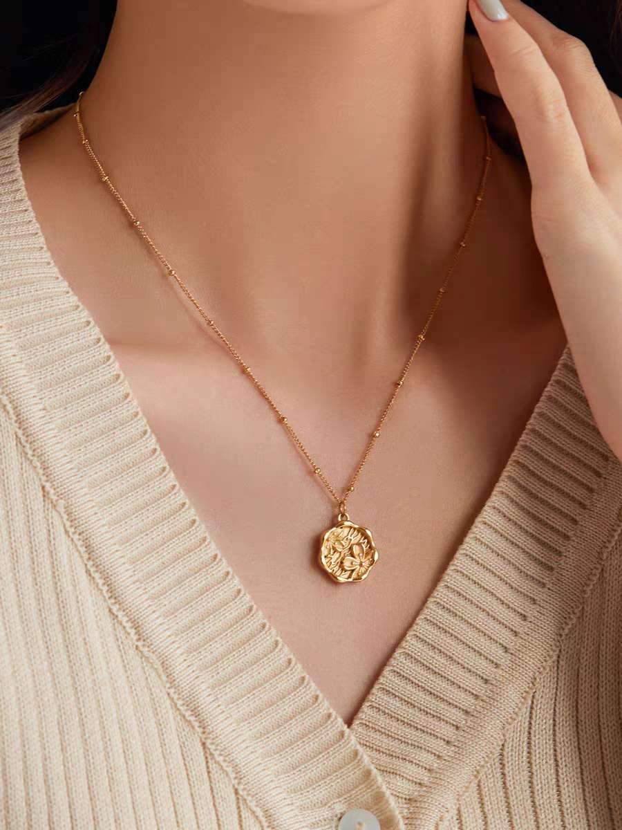 High-end niche three-dimensional round plate peach blossom mark necklace, ins plated 18K gold neck chain collarbone chain, new style, no color fading