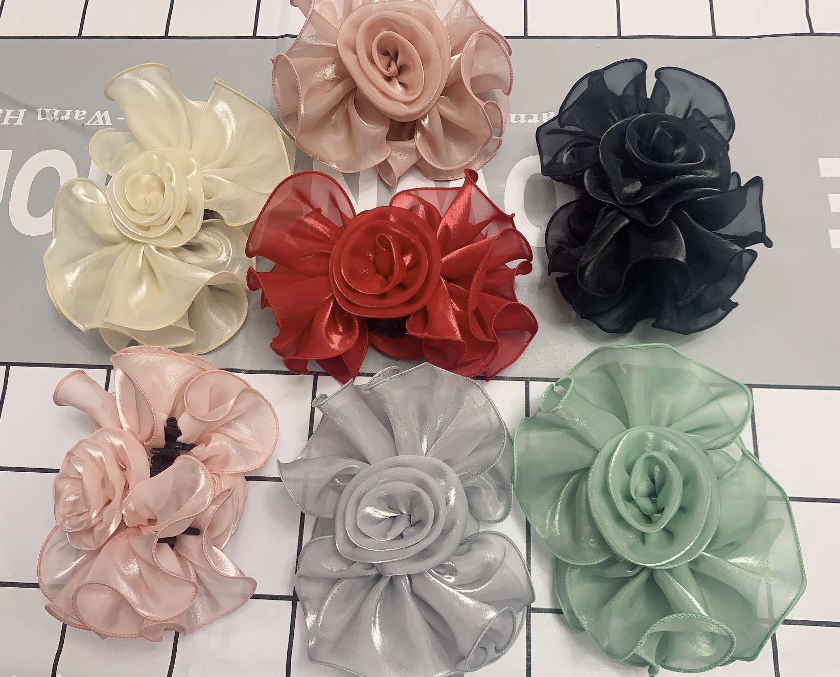 Korean version of the popular Internet celebrity pearl buckle bow tie grabber, an elegant and fashionable style Specification image