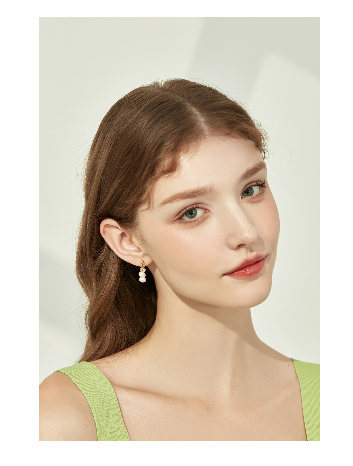 Pearl earrings for women, light luxury, retro and high-end style, fashionable and niche design ear studs, 2023 new style