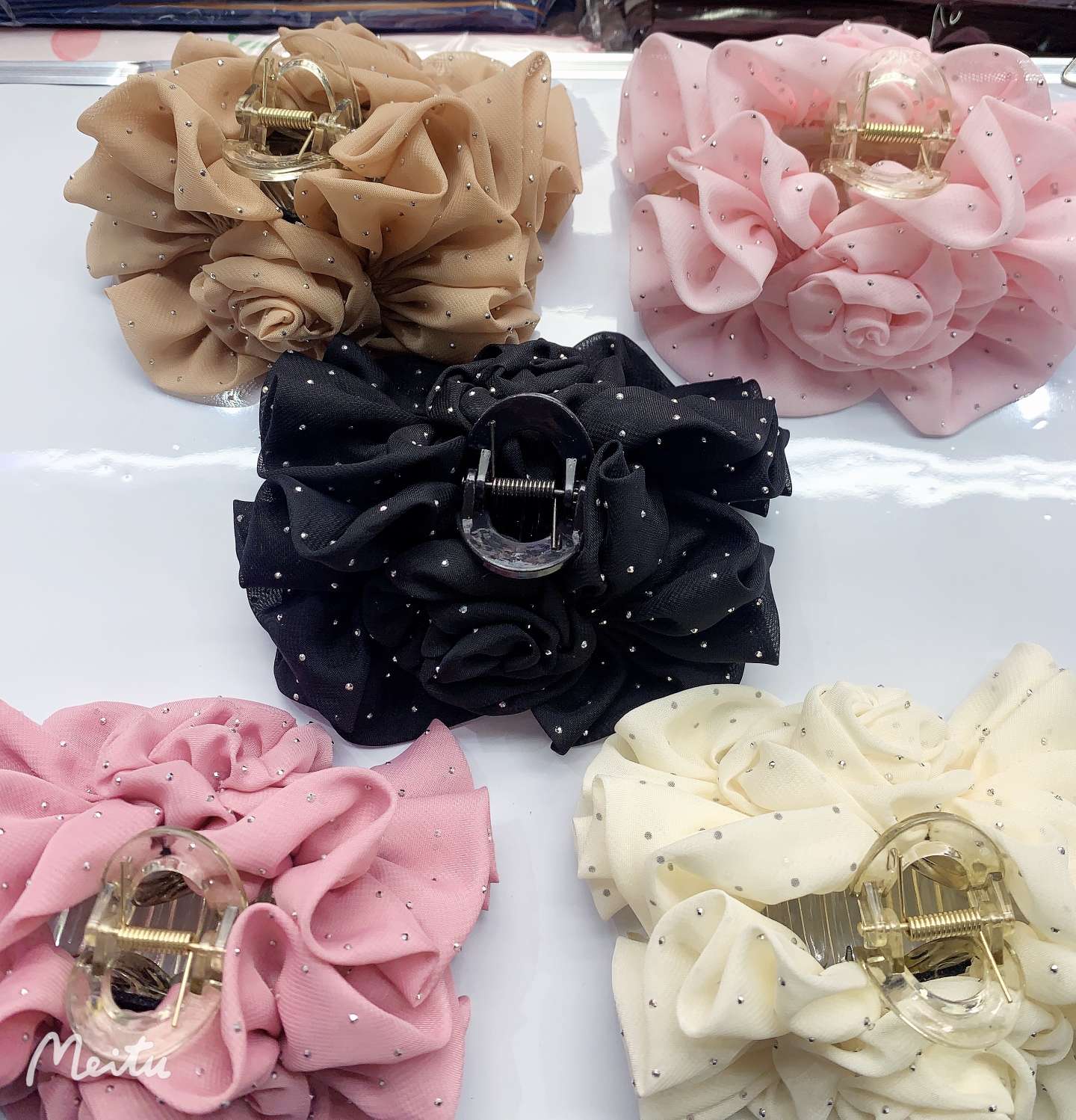 A large-sized Korean-style handcrafted rose flower grabber that is both elegant and fashionable details Picture