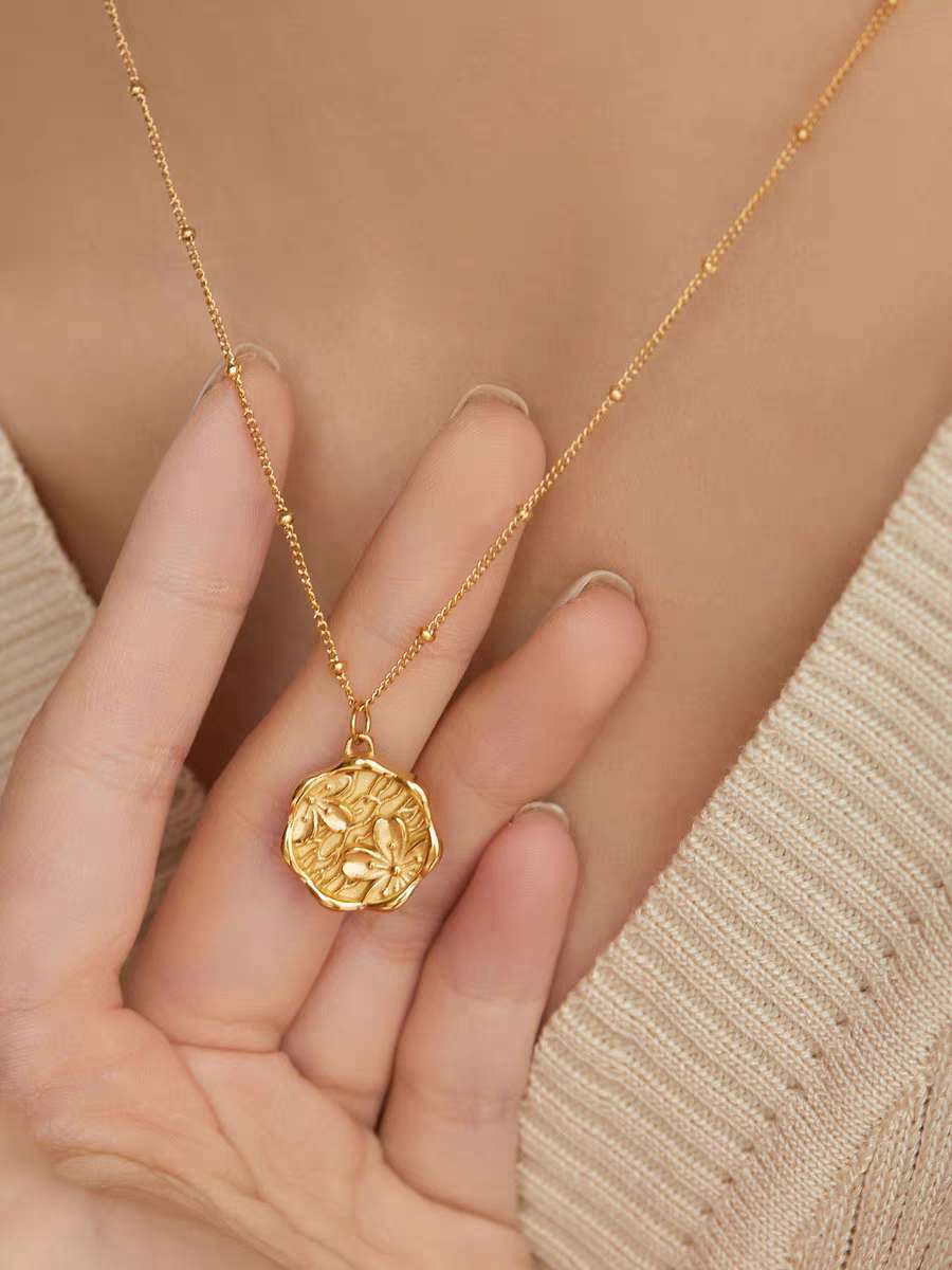 High-end niche three-dimensional round plate peach blossom mark necklace, ins plated 18K gold neck chain collarbone chain, new style, no color fading detail image 2