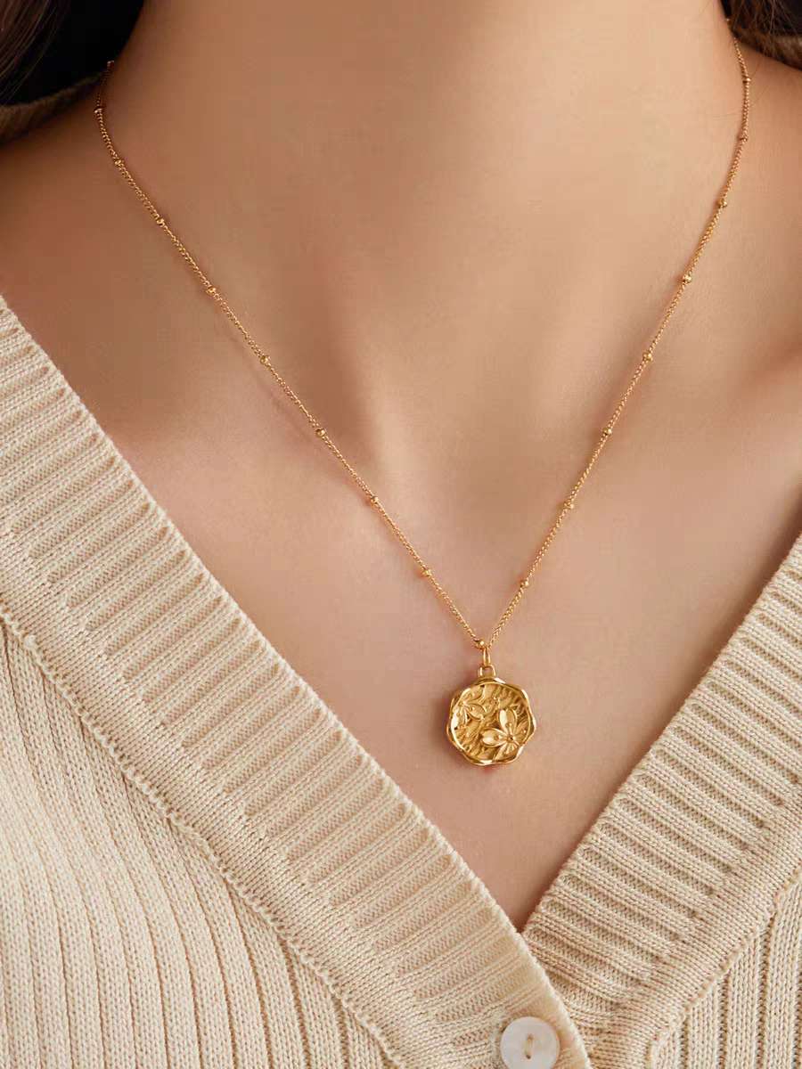 High-end niche three-dimensional round plate peach blossom mark necklace, ins plated 18K gold neck chain collarbone chain, new style, no color fading Specification image