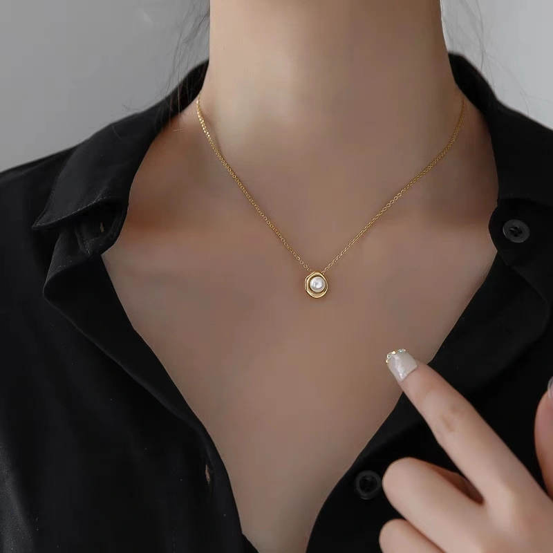 A niche and cold style pearl necklace for women's summer collarbone chain, a light luxury and elegant pendant that doesn't fade, a light luxury and retro Valentine's Day detail image 4