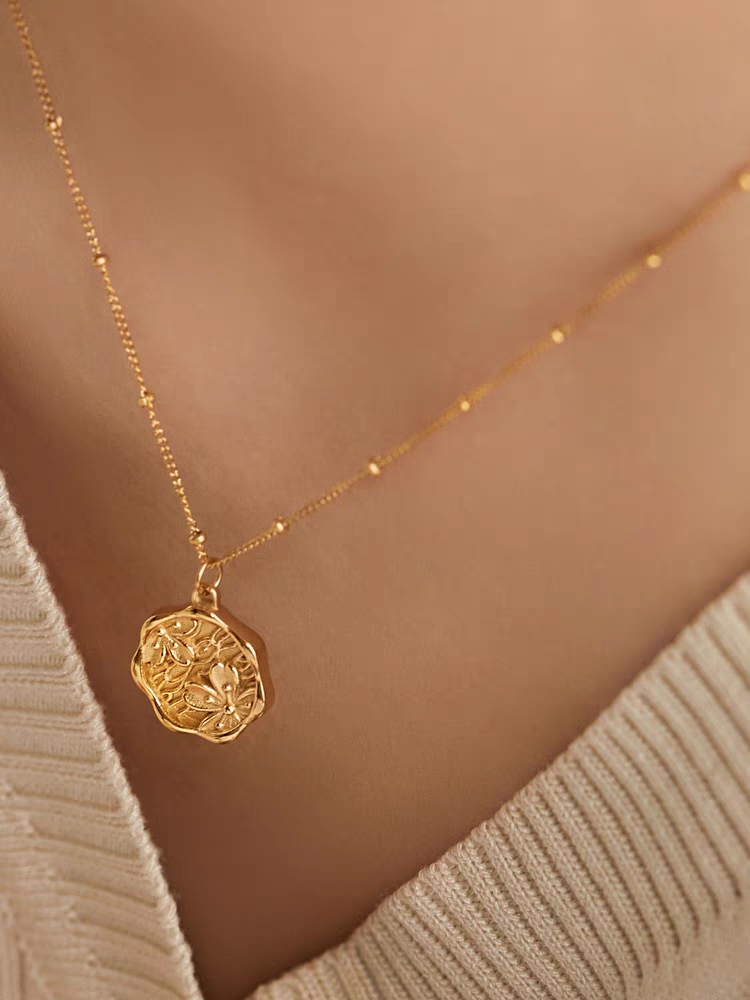 High-end niche three-dimensional round plate peach blossom mark necklace, ins plated 18K gold neck chain collarbone chain, new style, no color fading details Picture